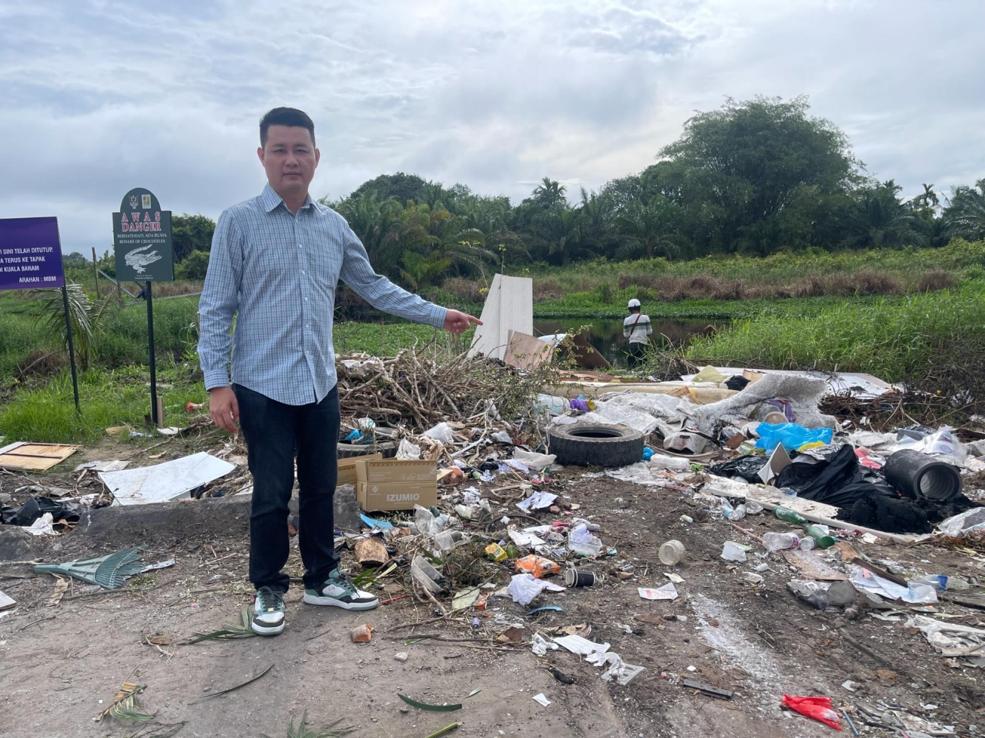 林思健到现场了解情况并呼吁市政局恢复在各地提供大型垃圾桶的服务，方便民众。