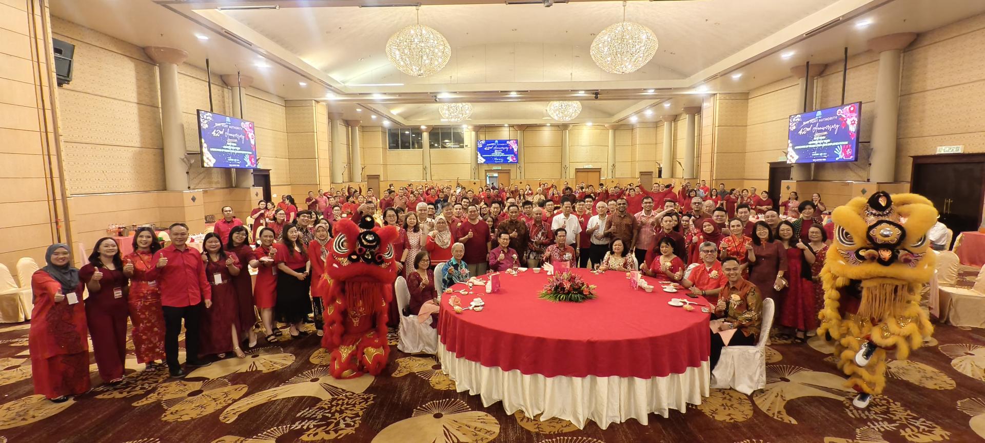 全体嘉宾在美里海港局四庆晚会和与会者合照。前排左2起为美里海港局主席拿  督保罗斯、砂交通部长拿督斯里李景胜、主宾道格拉斯的代表基本设施及港口发展部副部长拿督玛章仁伊及美  里海港局总经理舍拉瓦（右3）。