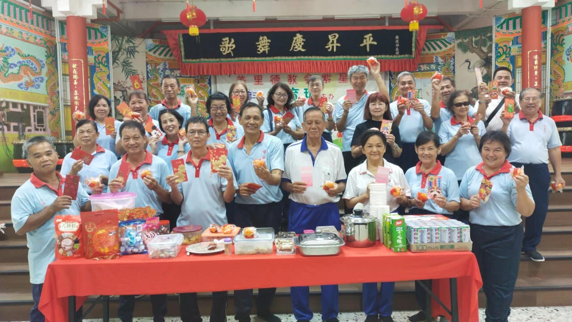 美里德教会紫星阁中华鹤翔庄气功师生功友大合照。中为站长杨振平。