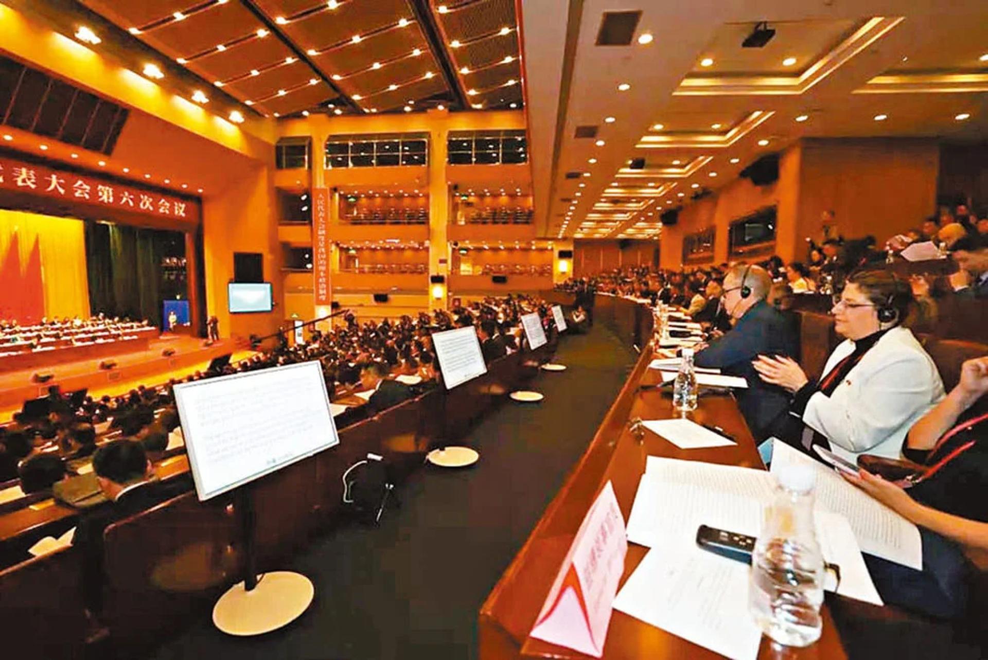 中国深圳地方两会期间，当地政府安排设置AI同步口译，为外国人员提供翻译服务。