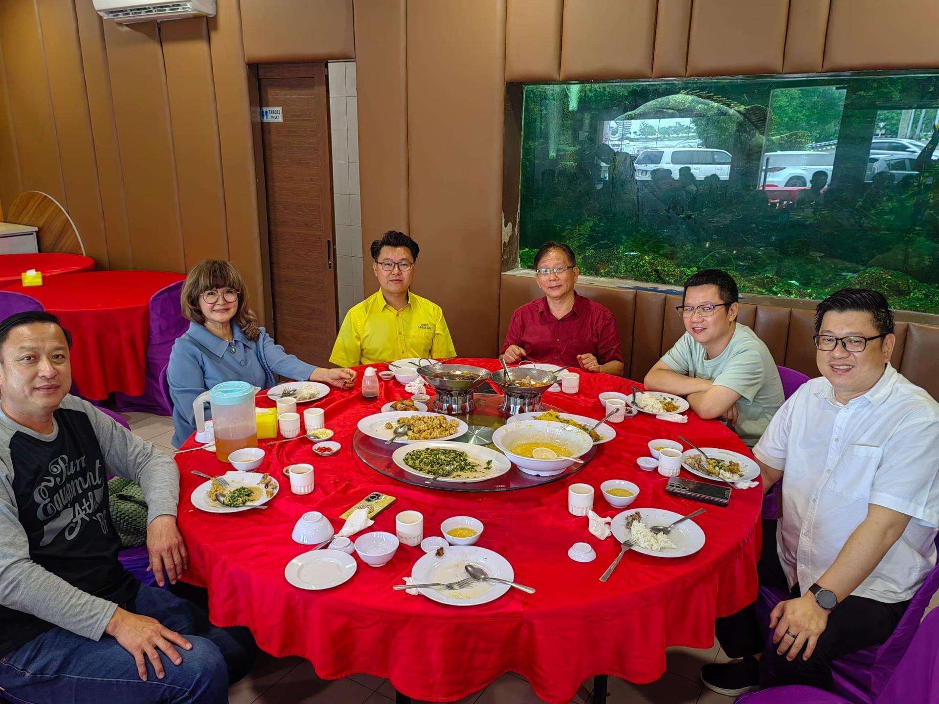 该会主席池志达，该会会长甲必丹余继香，拿督陈超耀副部长的代表刘奕杰市议员，主宾拿督斯理李景胜的代表郭建忠市议员，该团副主席汤明汉与俞小珊市长代表范宏祥出席宴会。