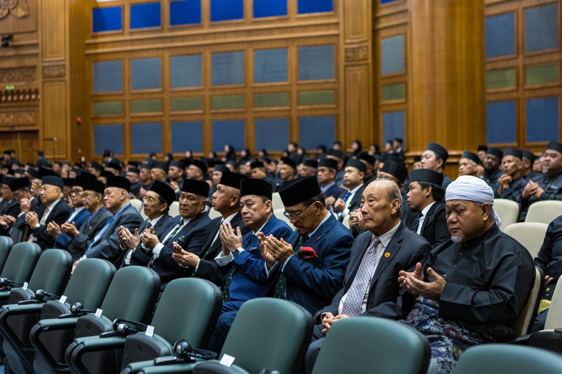 （右2）丕显甲必丹拿督吴景进与其他宫廷大臣今日受邀出席汶莱第21届国会会议第一次会议开幕礼