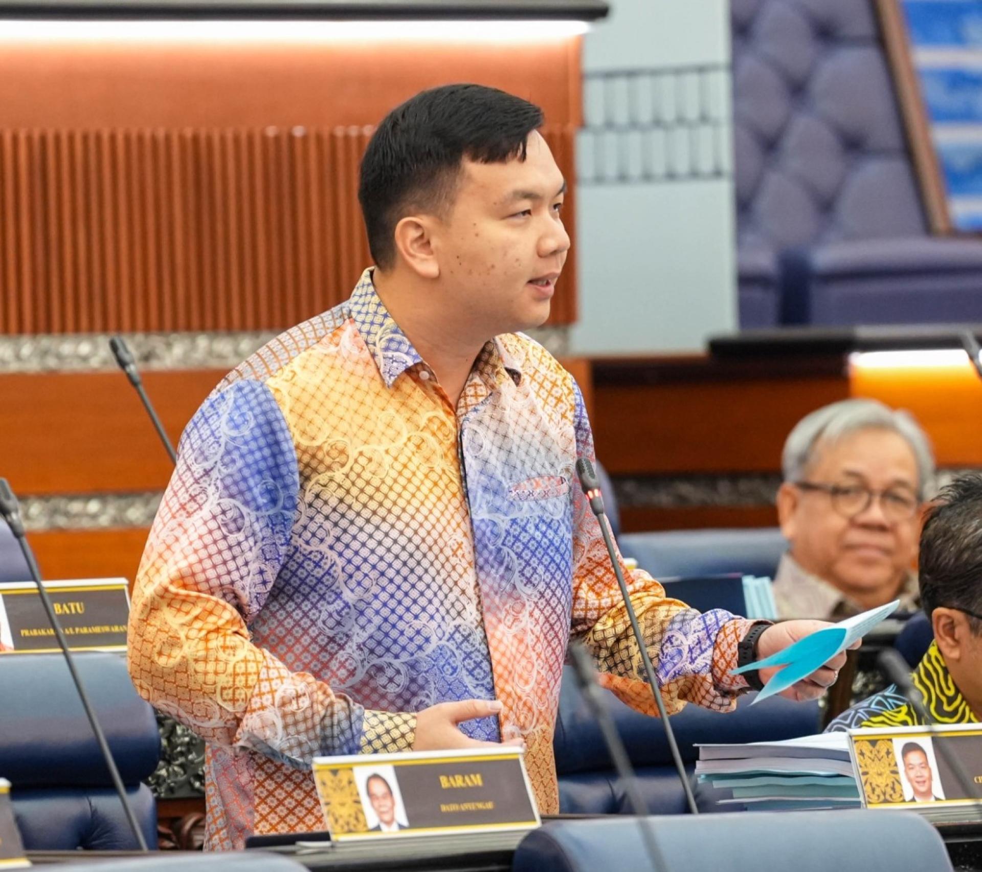 美里国会议员赵俊文在國會上進行提問。