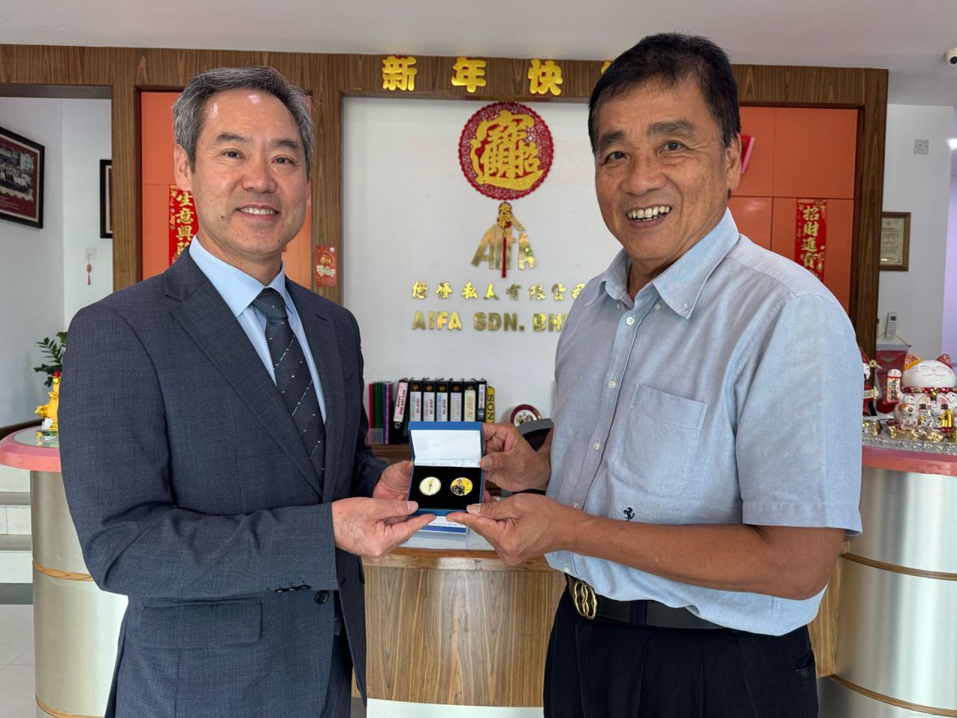 亿发私人有限公司刘世泉博士赠送纪念品予韩国大使宣南国