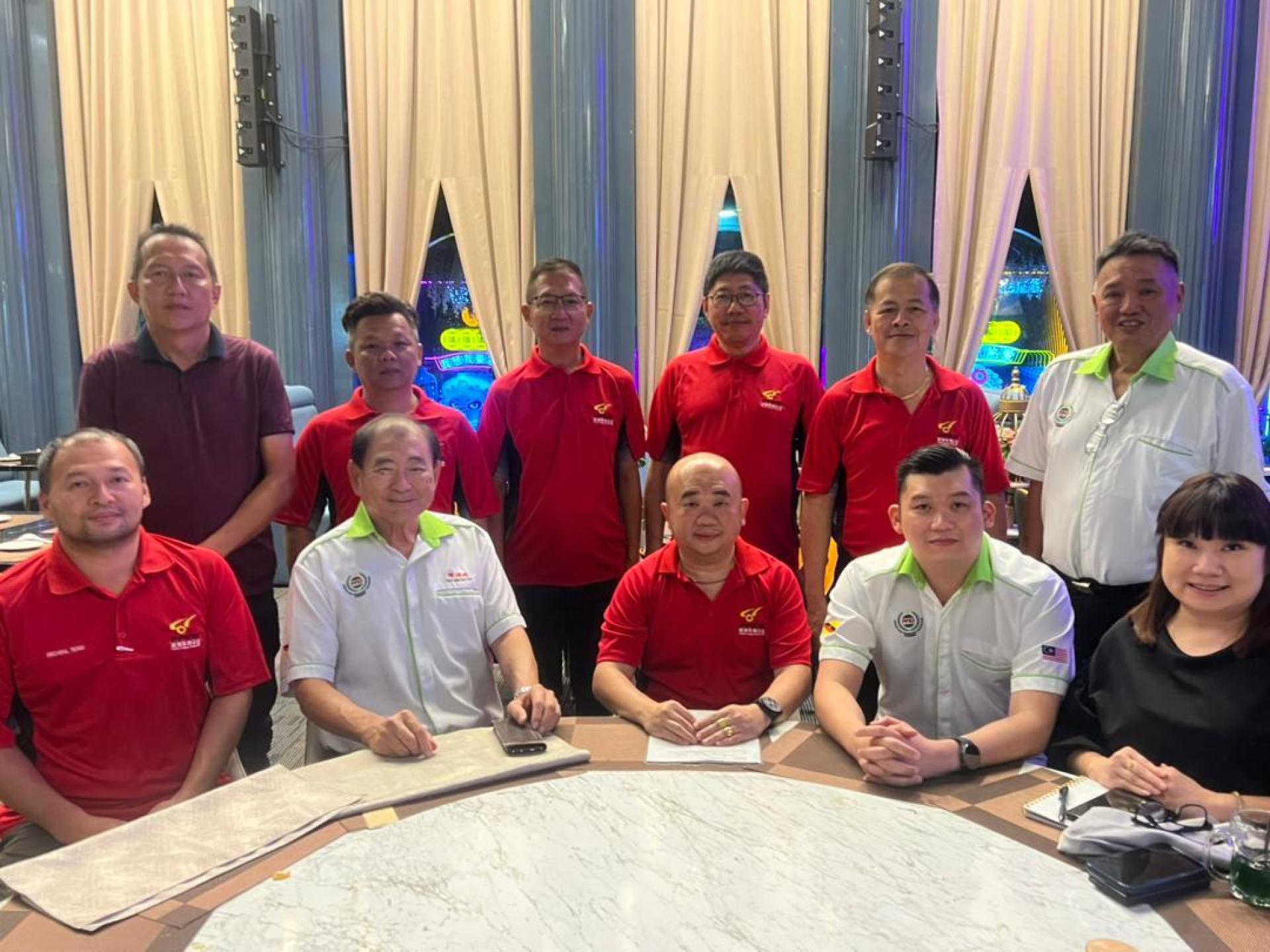 砂车业联合总会庆典筹备会成员合影。前排左起会长邓敬忠、名誉会长陈锦鸿及主席彭康隆。