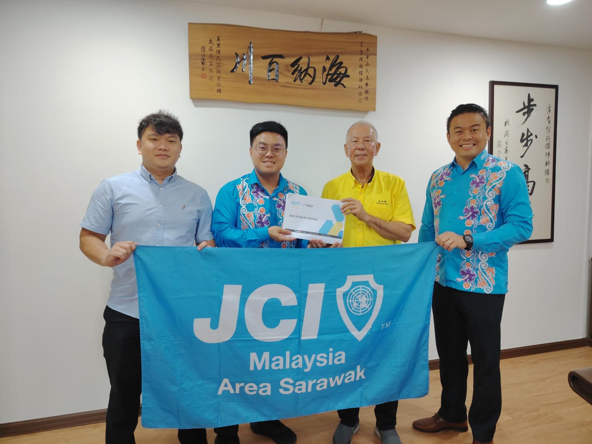 马来西亚国际青年商会署理总会长兼砂拉越分区主席陈振杰（左2）移交报告给拿督陈超耀。