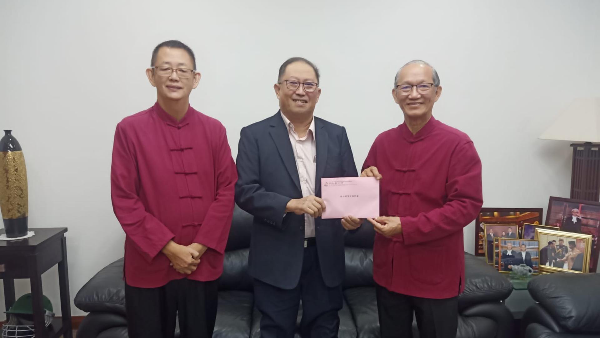 文协副会长包平生移交请柬予林伯明
