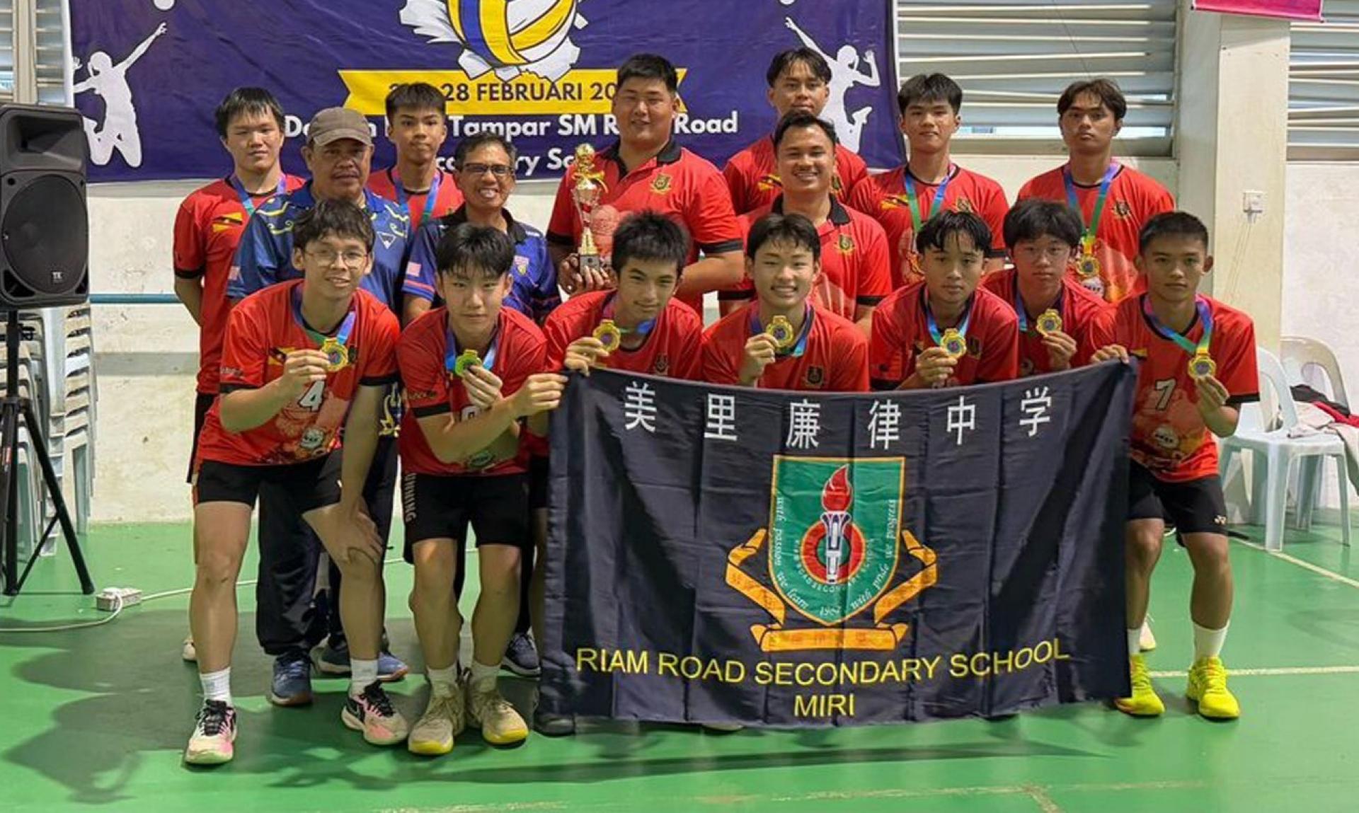 廉律中学男子队在领奖后合影。