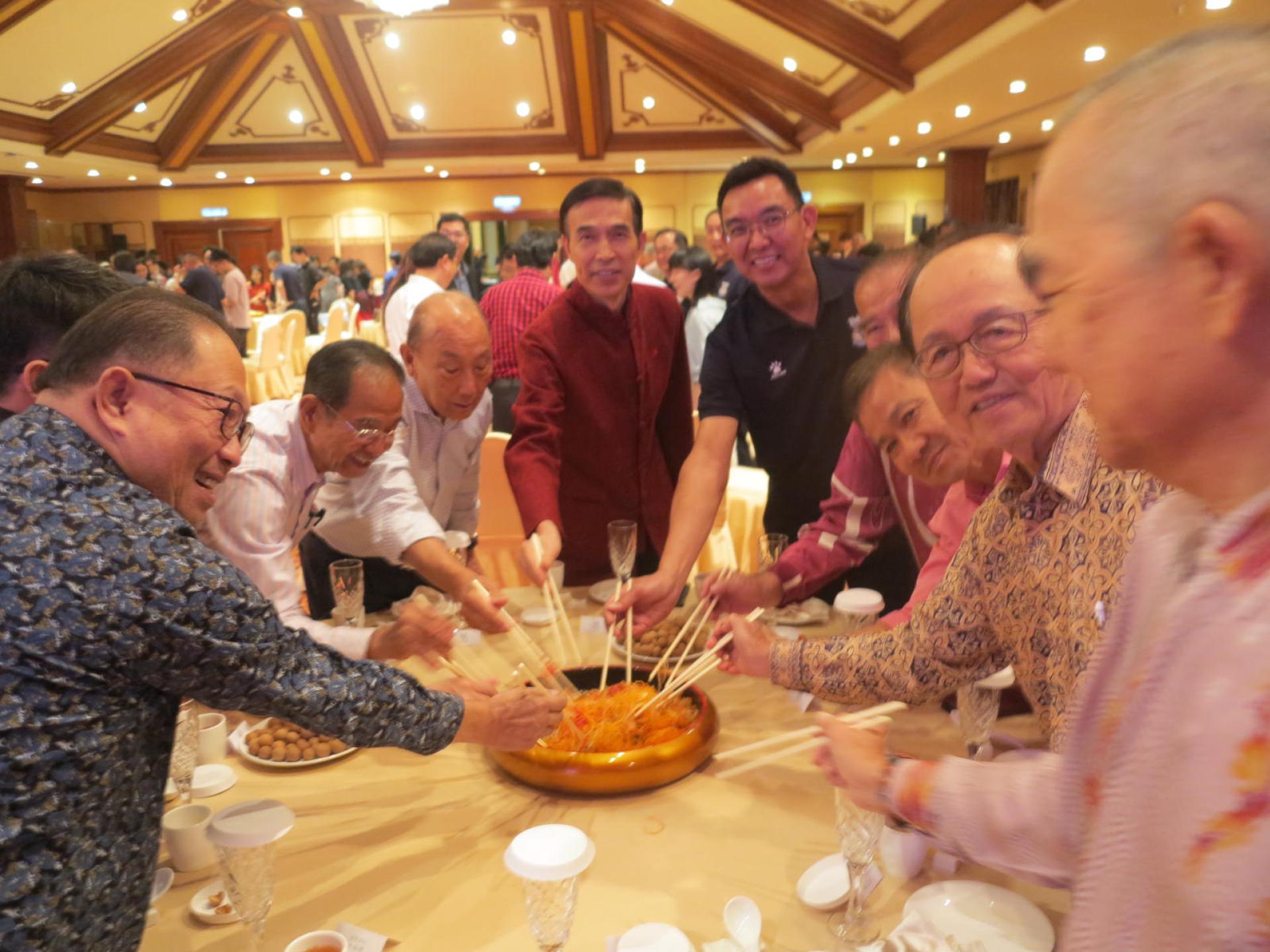 主宾肖健国大使与丕显甲必丹拿督吴景进及汶中校友会成员一起新春捞生