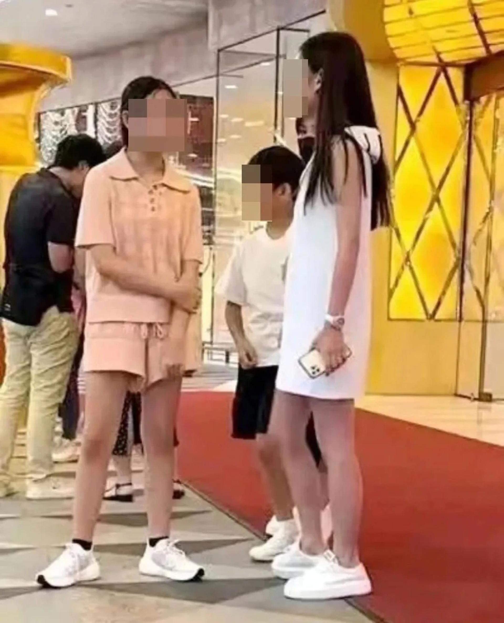 汪小菲现任老婆马筱梅（右）带大S一对子女在台北东区逛街。