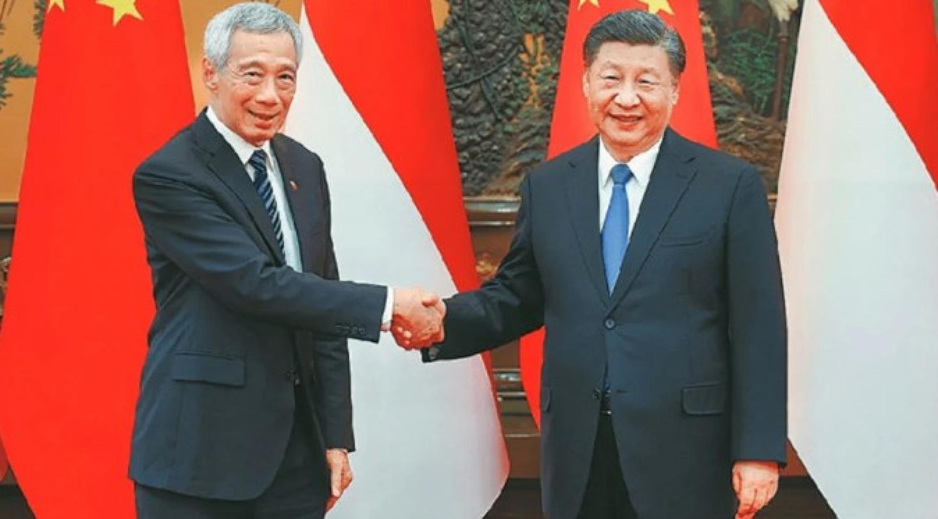 去年3月，习近平会见时任新加坡总理李显龙。（图：新华社）