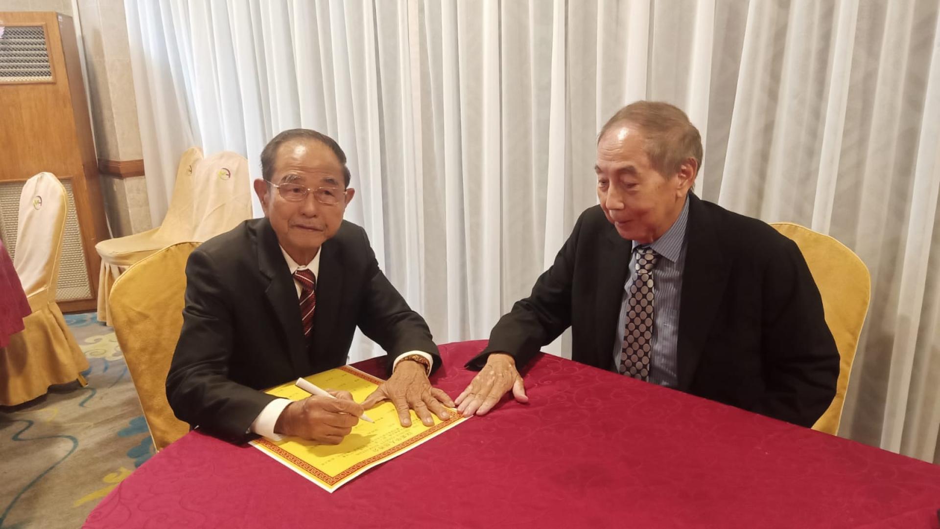 新成立汶莱华人慈善会新任会长孙胜利在俞在律师监视下签署委任状