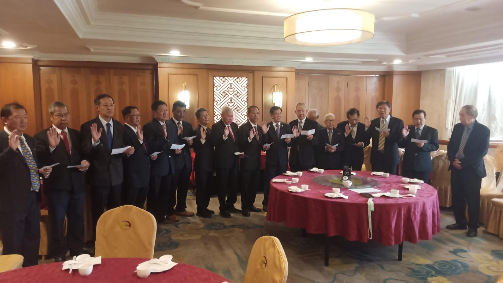在俞庆在师律师的监誓下，孙胜利率领新届理事进行宣誓