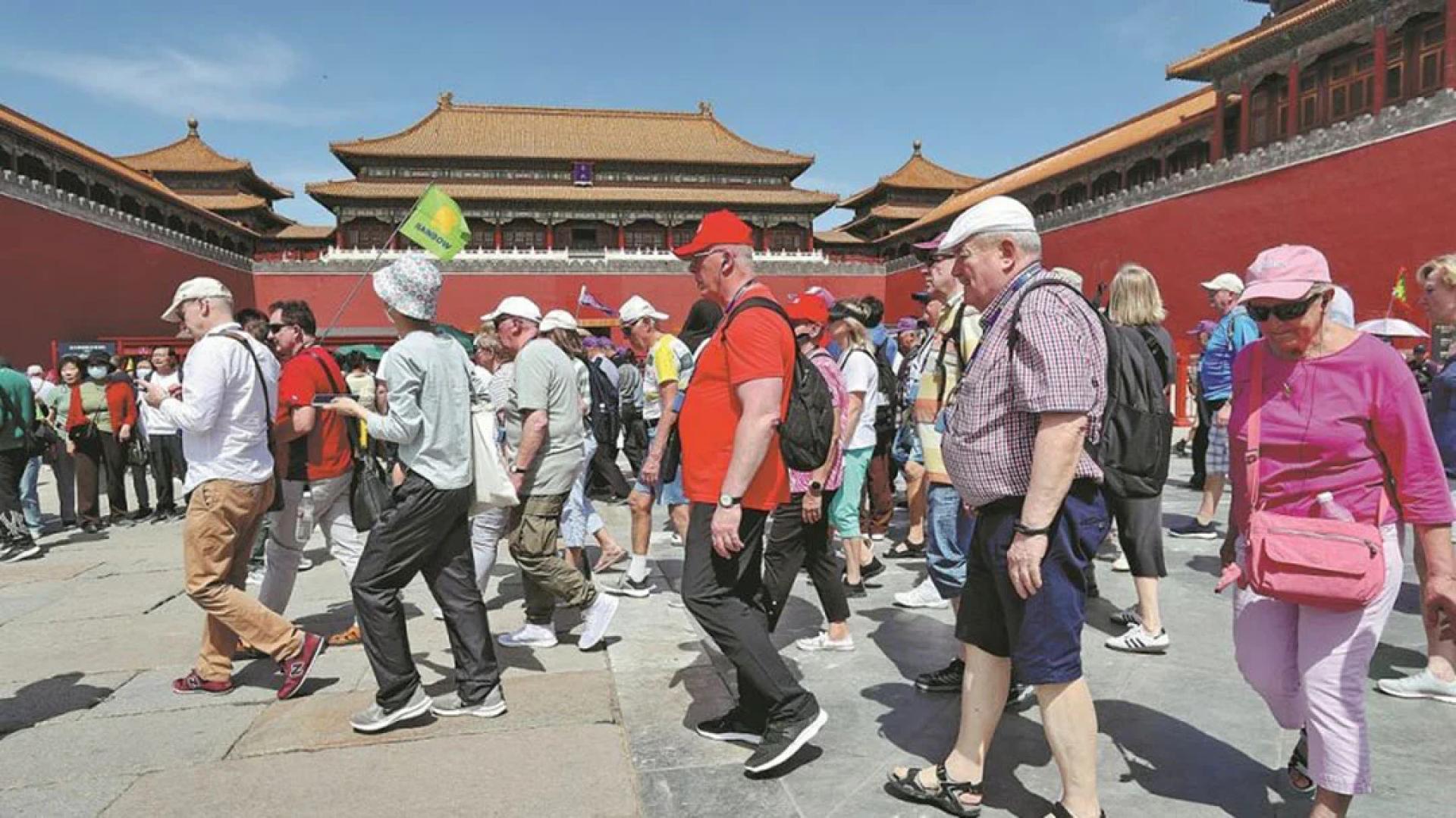 由于实施外国人免签证入境措施凑效，来华旅客暴增。