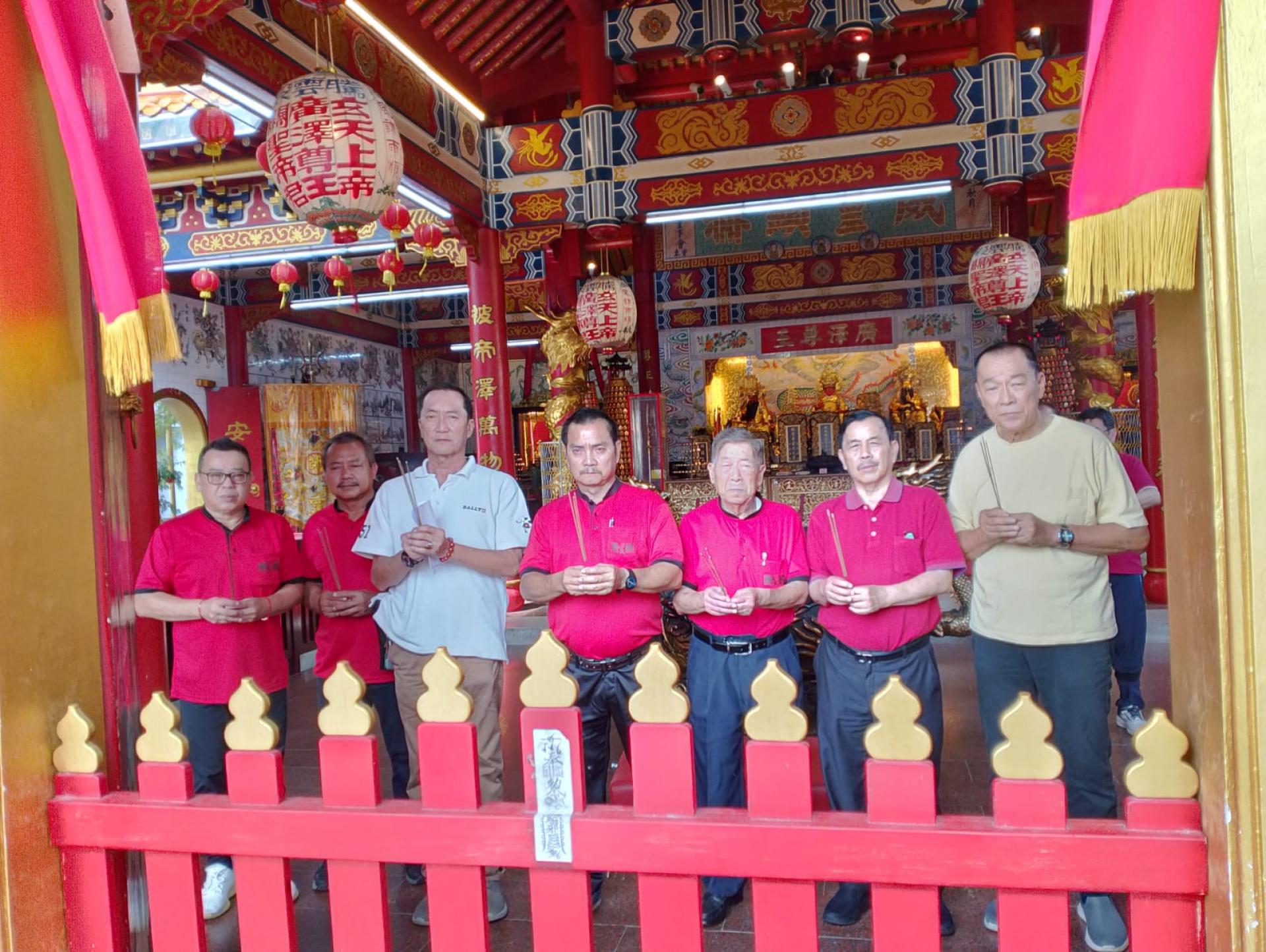 腾云殿董事长李永贞与该殿董事进行拜祭