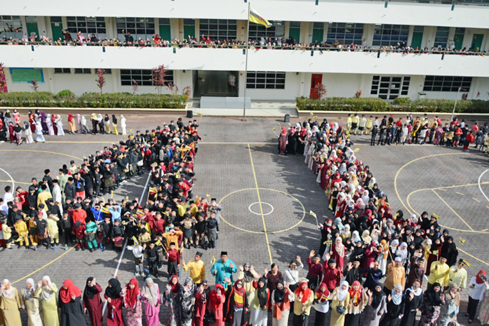 苏丹基金局小学师生站出编成41队形