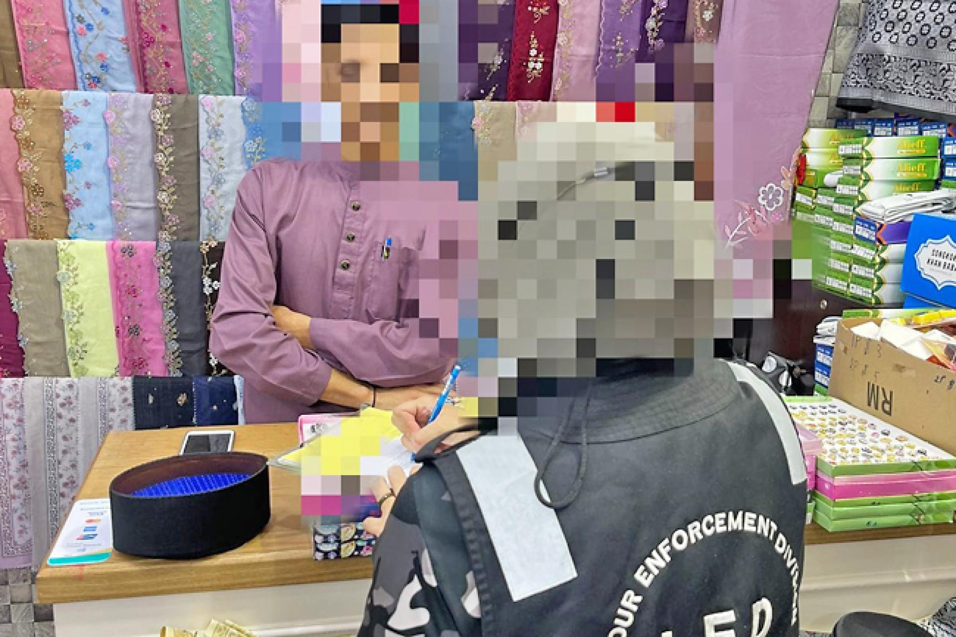 执法人员进行检查