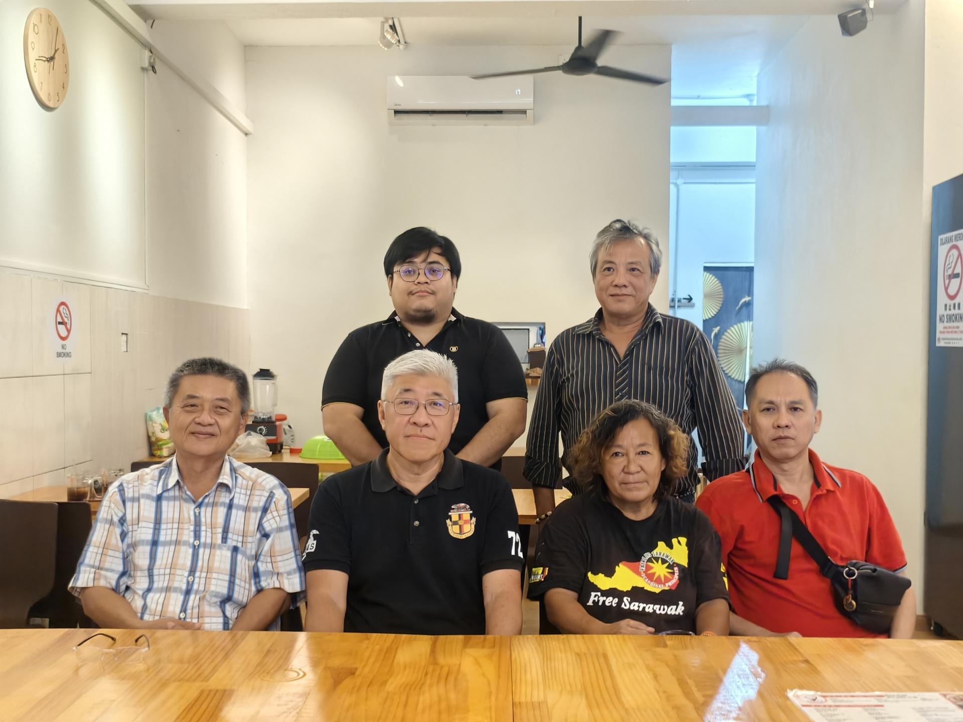 由全砂各地的民运人士发起的2025年独立日全砂走透透车队游行活动新闻发布会。前排左起为车队总负责人林忠庆医生及总召集人杨耀利。