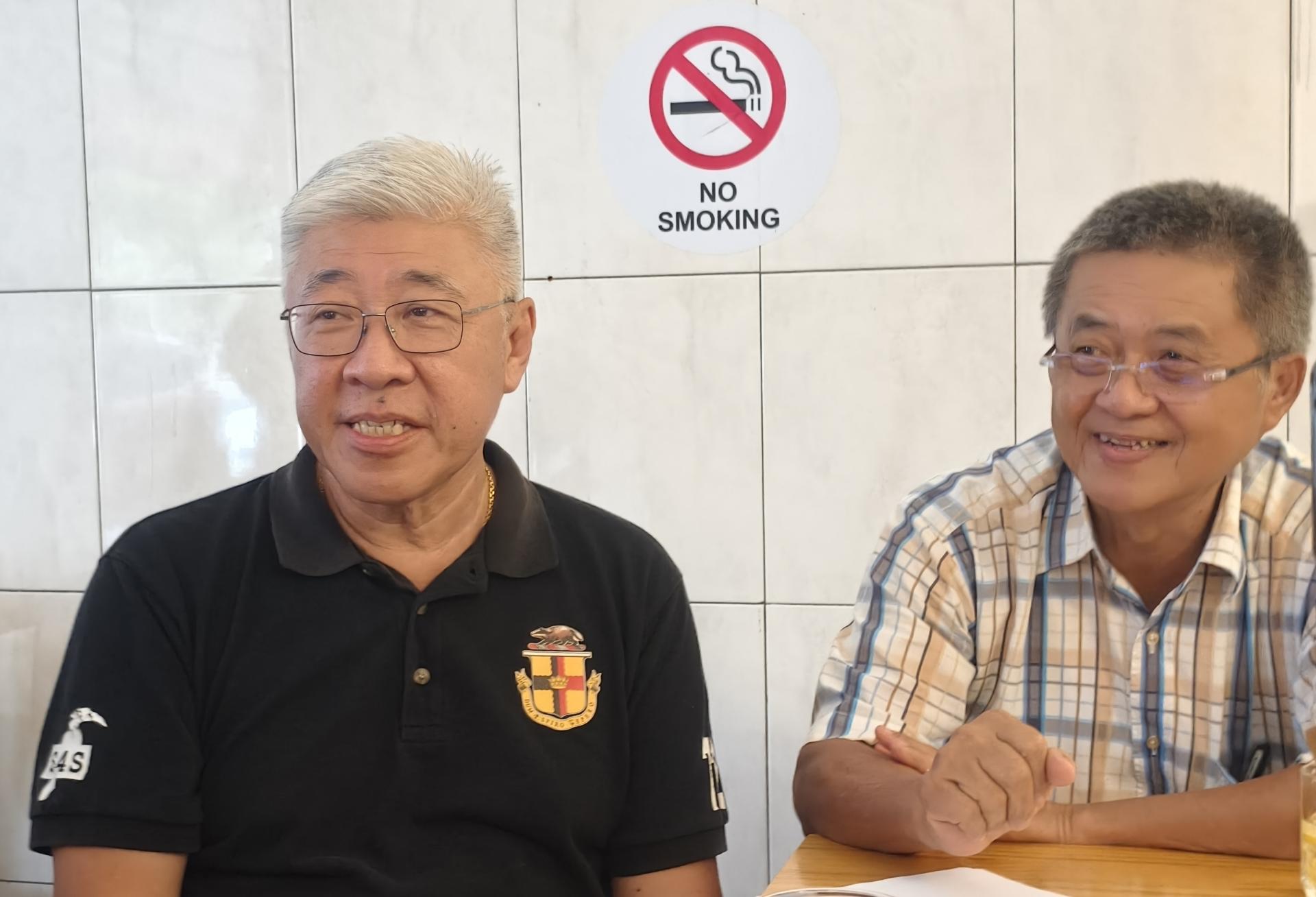 722独立日全砂走透透车队游行活动总召集人杨耀利（左）及车队总负责人林忠庆医生。