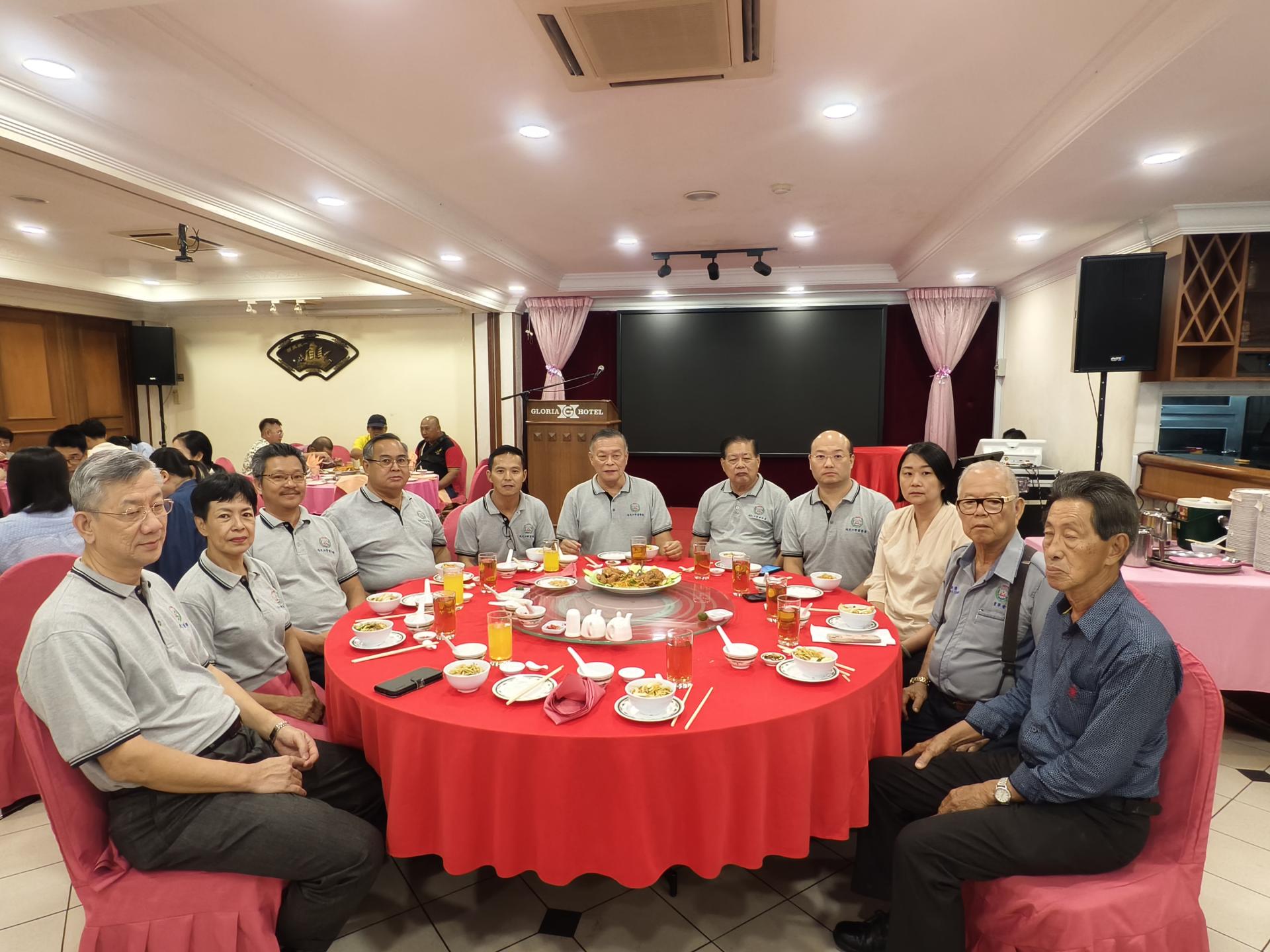 美里培民中学董事长许为隆（中）与董事部成员和校长贝美娇（右3）在培中舞狮慰劳宴上合影。
