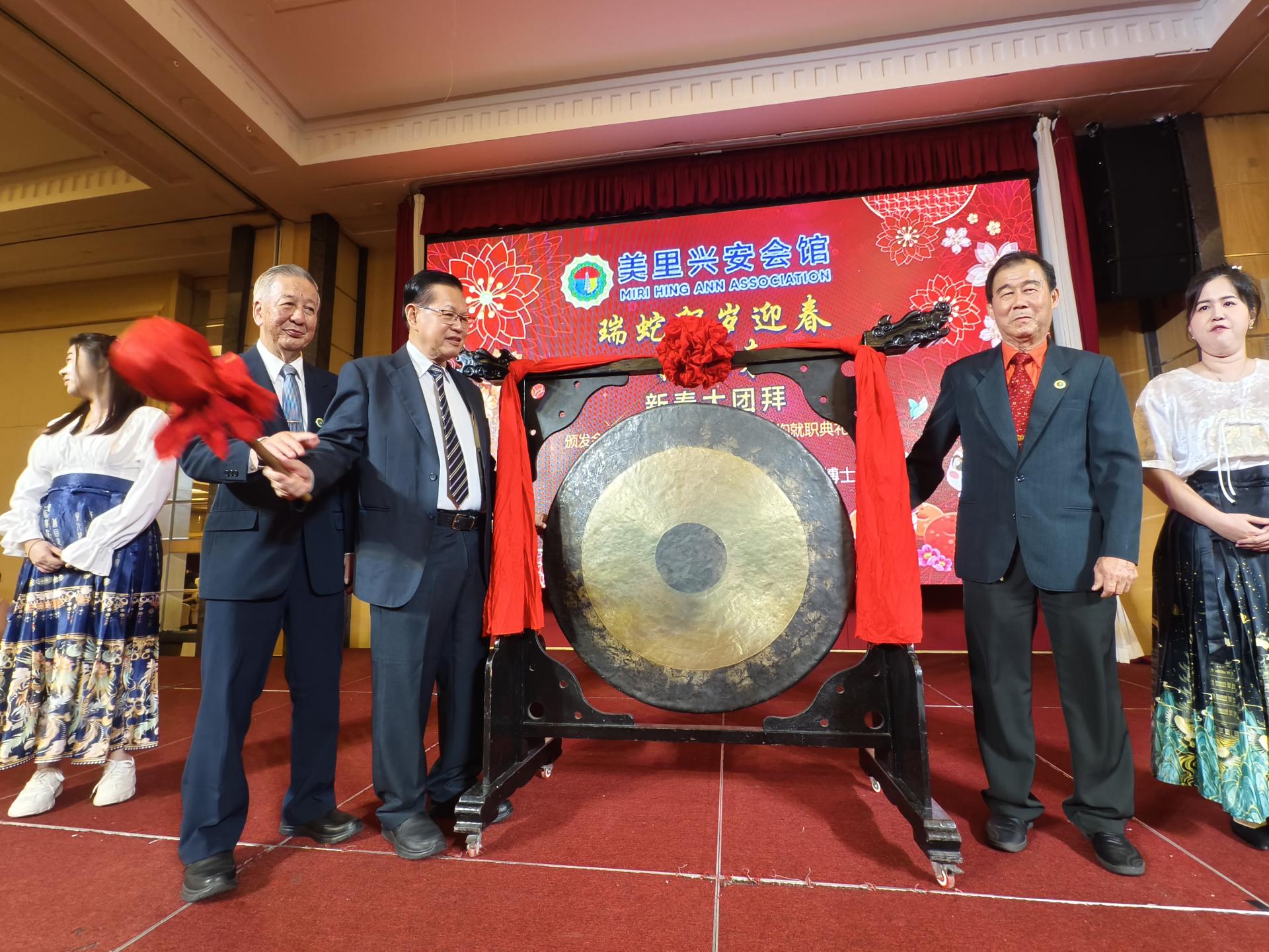 主宾拿督斯里李景胜在美里兴安会馆会长李明森（左者）与筹备会主席林天禄（右者）陪同，为新春大团拜主持敲锣十下，带领嘉宾们以捞生为活动开幕。