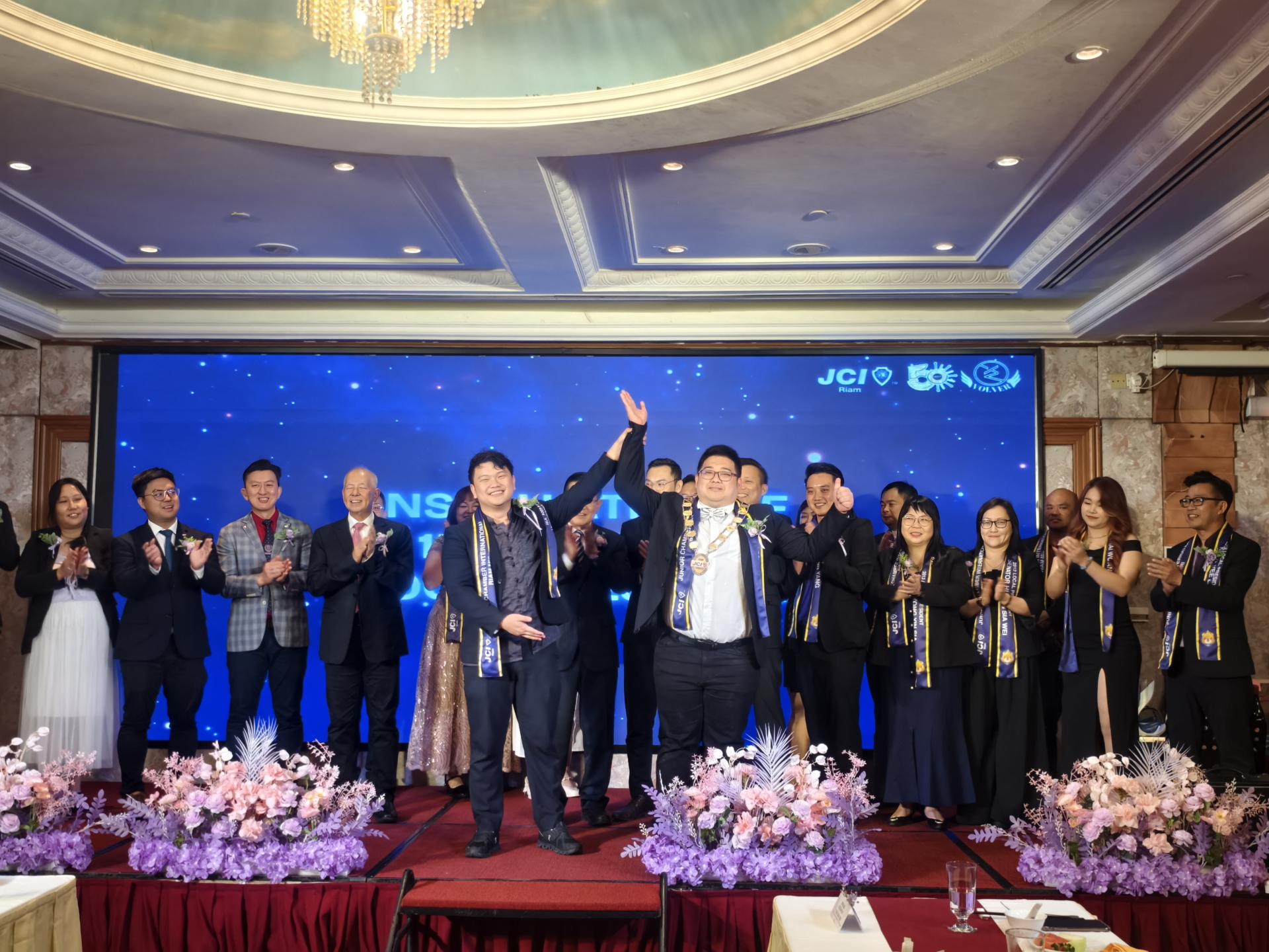 朱景煜（左）与2025年度新会长许勋耀在众人及其他嘉宾见证下，完成会长交接仪式。