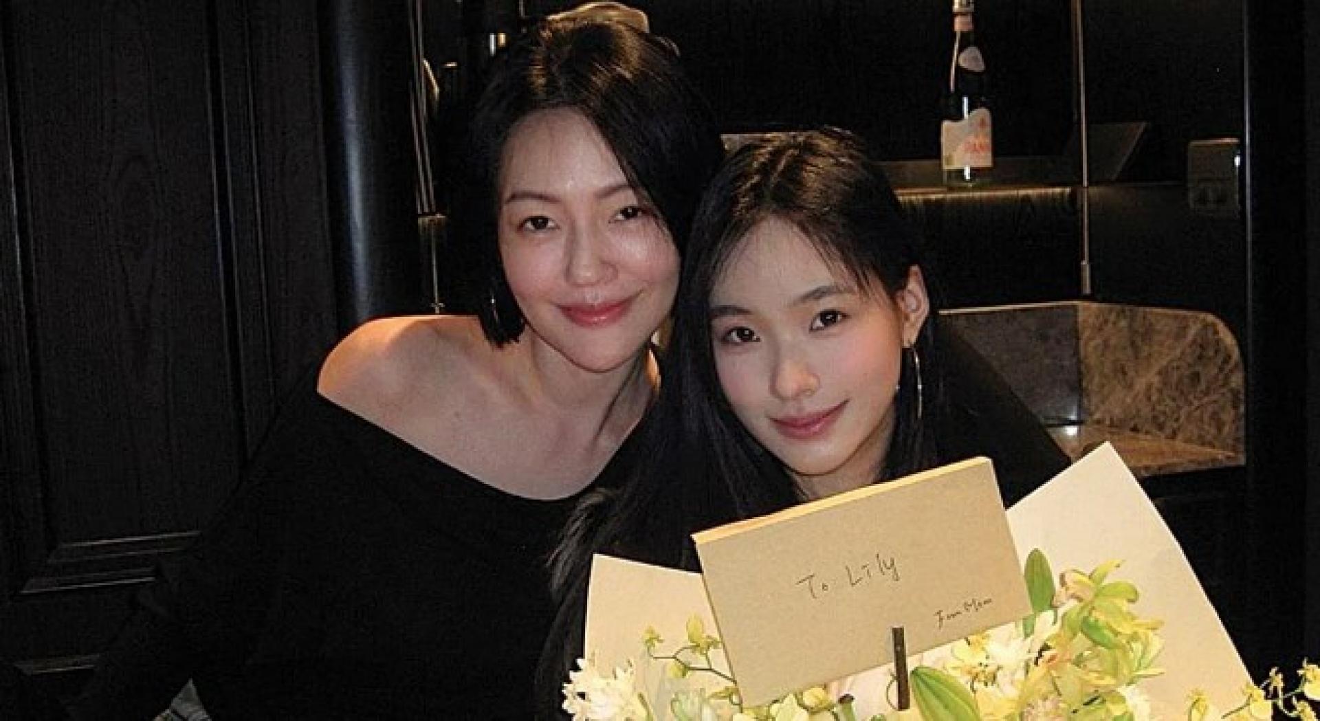 小S（左）替女儿Lily庆生。