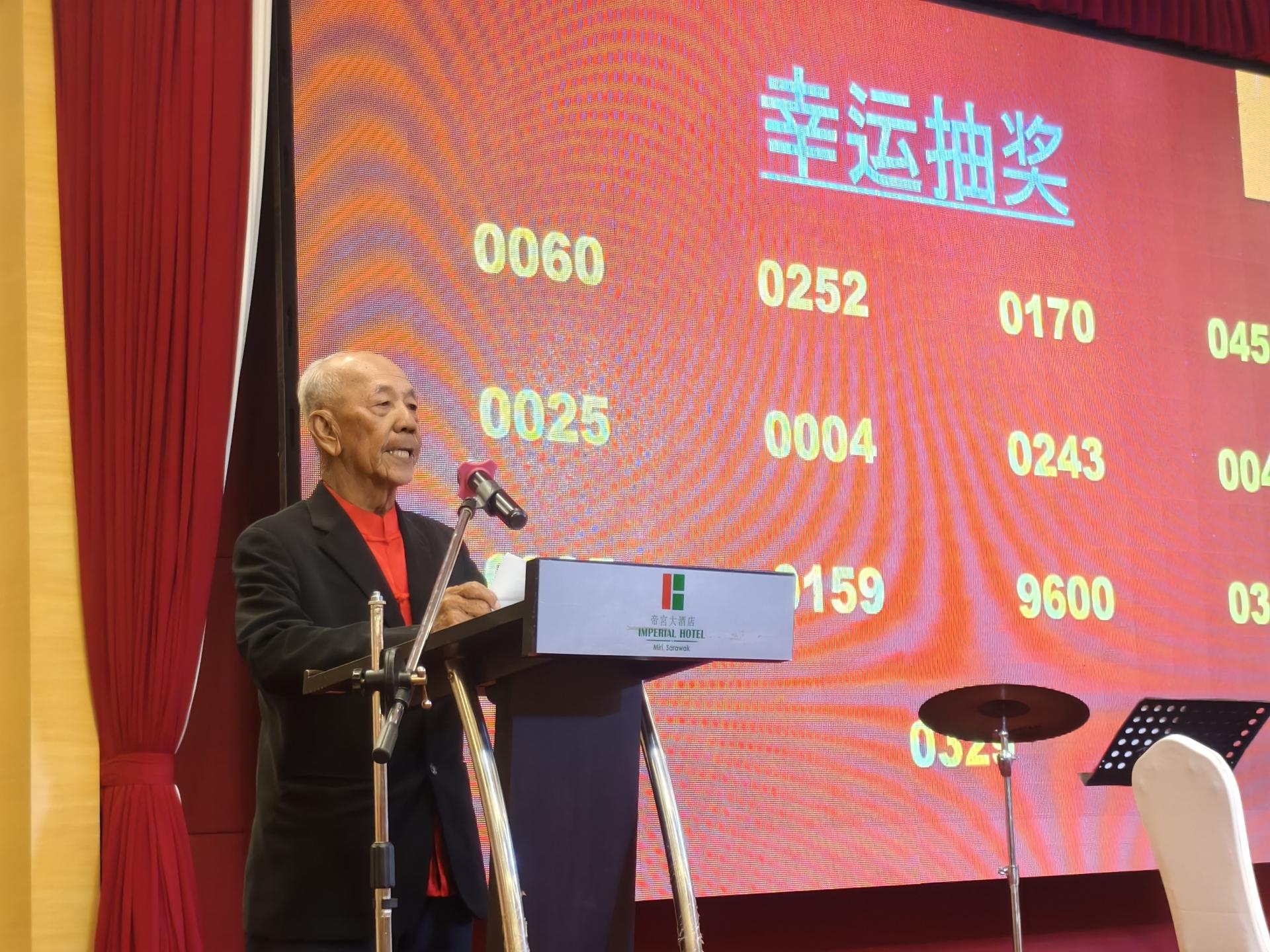 砂拉越荥阳郑氏联合总会会长郑日送致词。