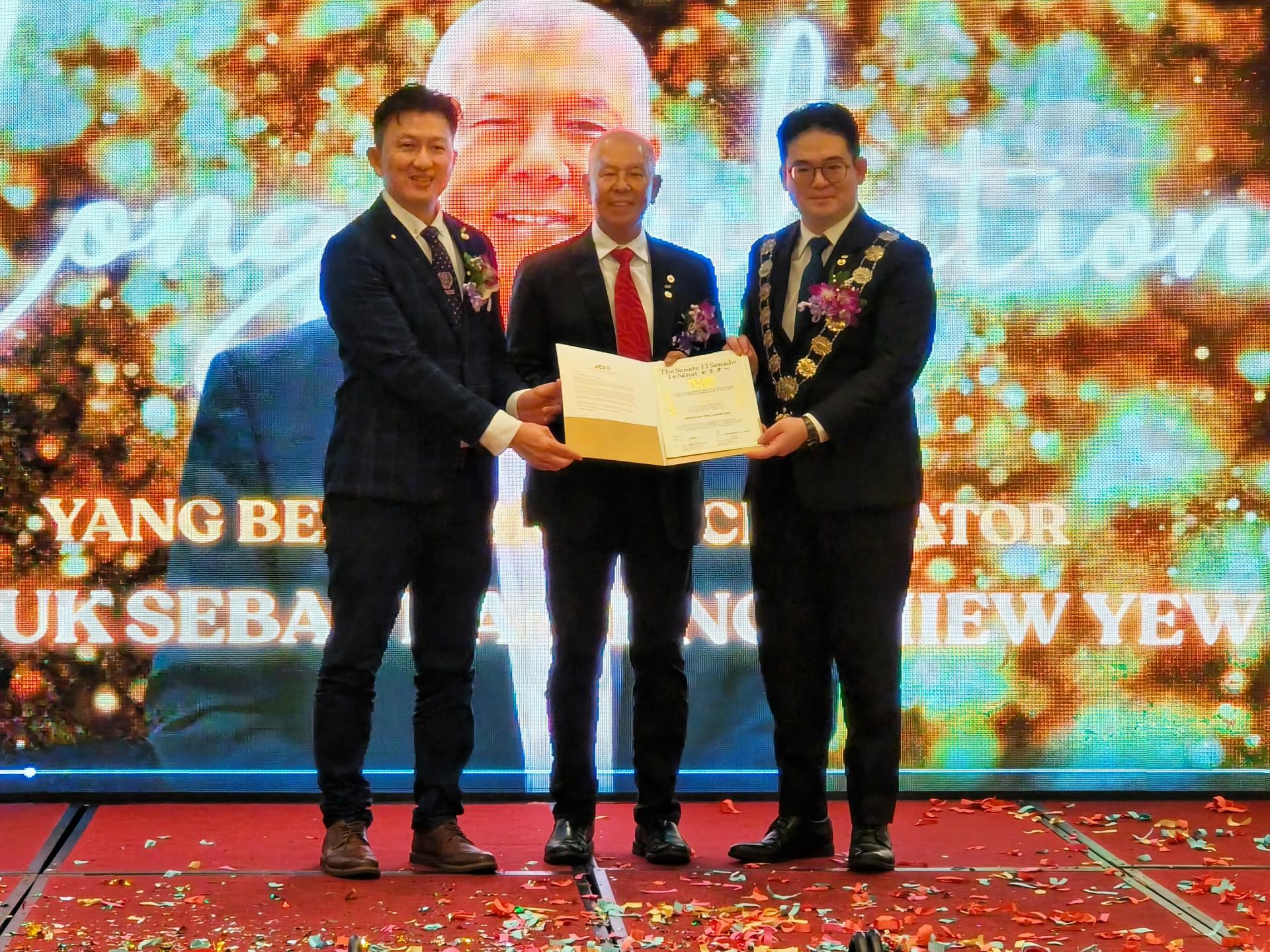 砂旅游部副部长拿督陈超耀（中）受委国际青商参议员。右为大马国际青年商会总会长陈炜坚  颁发证书。