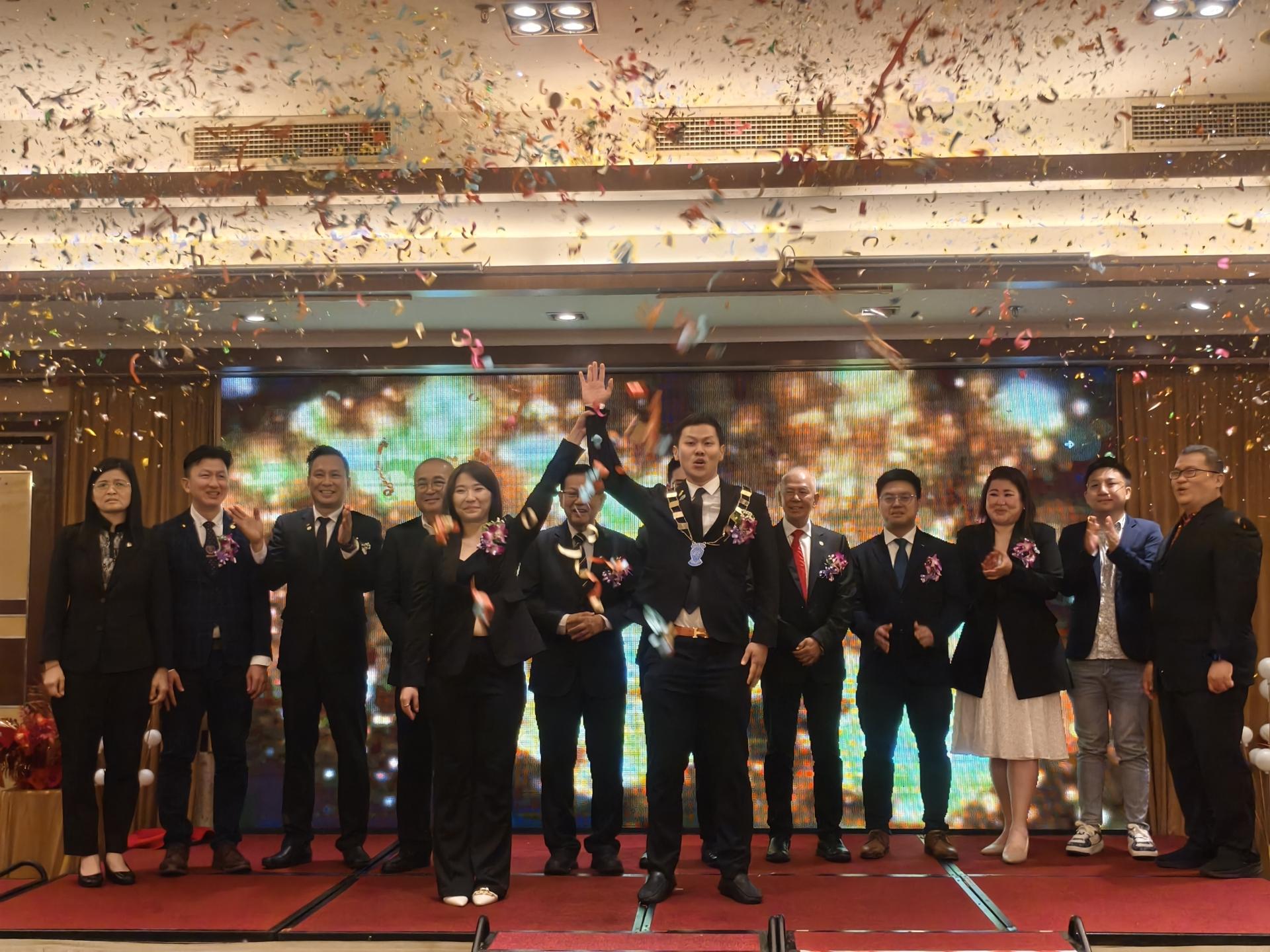 卸任会长窦凤明（左）与美里国际青商会新任会长杨俊能在众人及其他嘉宾见证下，完成会长交接仪式。