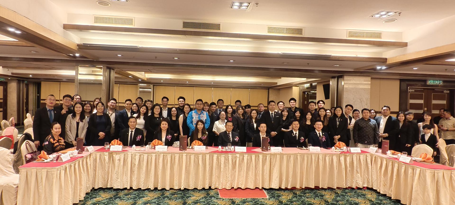 美里国际青年商会在皇宫大酒店宴会厅举办63周年庆暨新届理事就职典礼午宴全体出席者合影  。