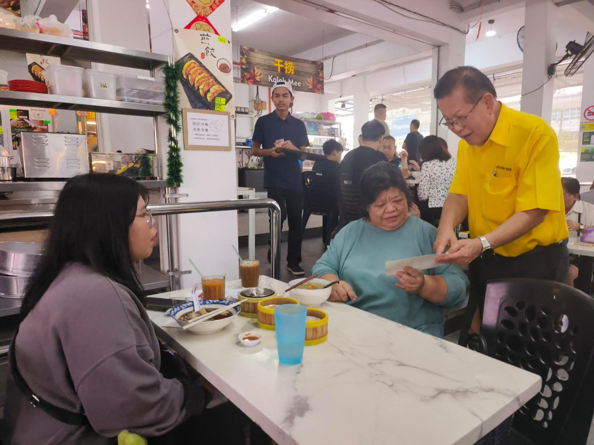 市民向李景胜咨询砂拉越基本生活援助金（SKAS）及其他福利援助政策的申请详情。