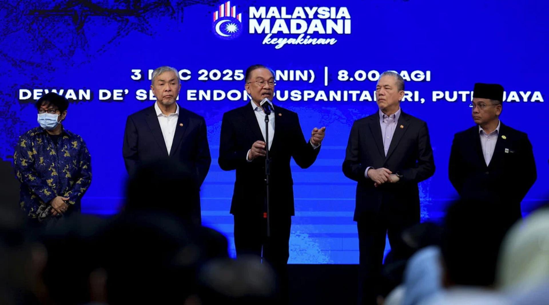 安华（中）强调，政府可换，法令不变，务必遵守政府的招标和采购程序。左起为首相署（法律及体制改革）部长阿莎丽娜、副首相阿末扎希；右起首相署（宗教事务）部长纳因与副首相法迪拉。