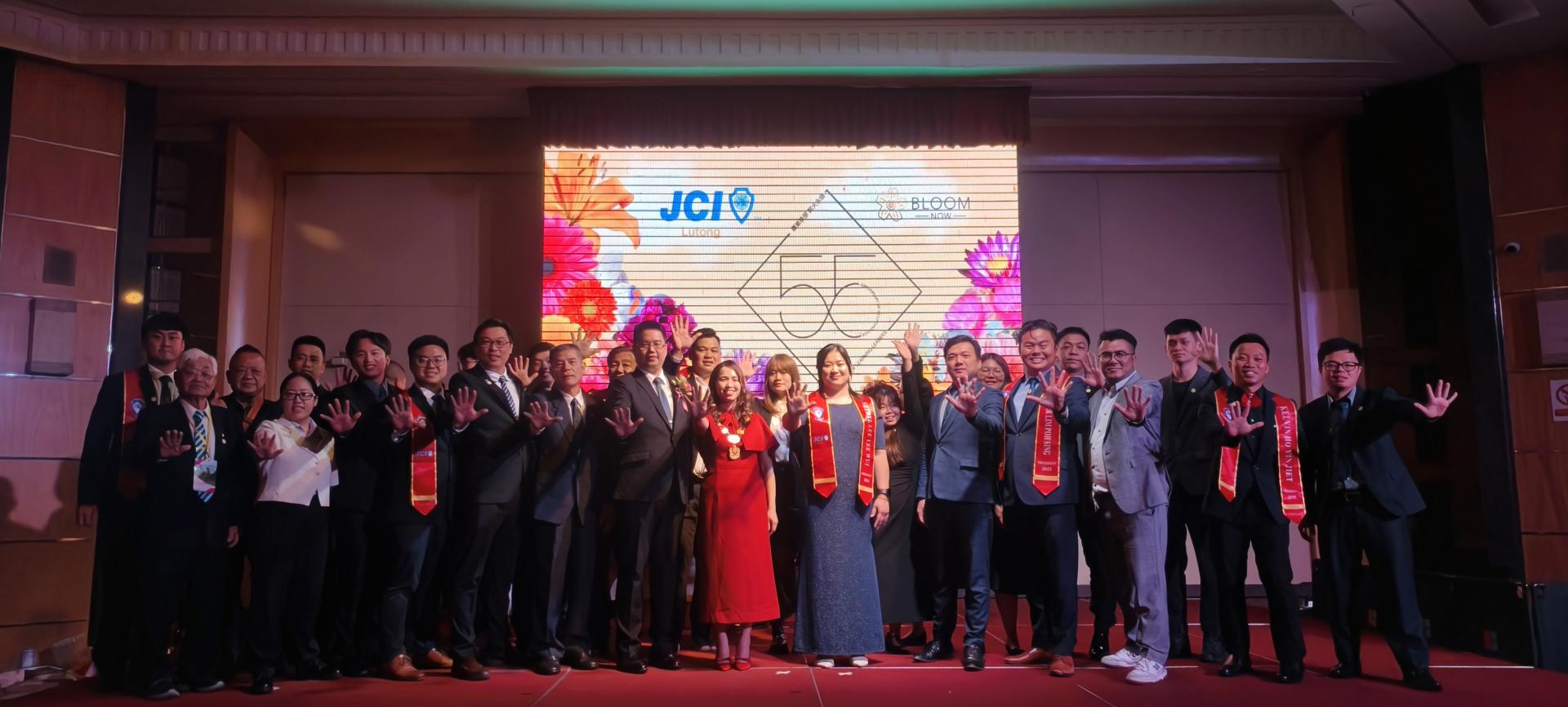 马来西亚罗东青年商会欢庆55周年，台湾罗东国际青年商会致贺，双方于周年庆典暨就职典  礼上合影。