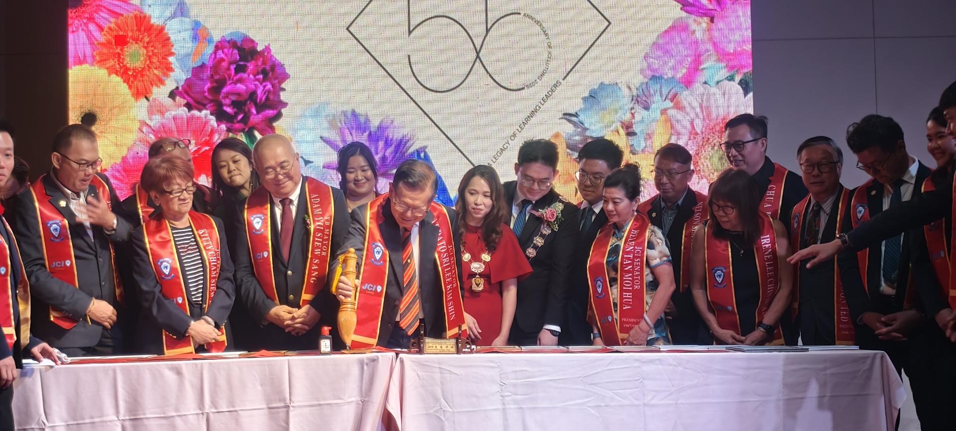 砂交通部长拿督斯里李景胜为美里罗东国际青年商会55周年暨就职典礼活动主持开幕。