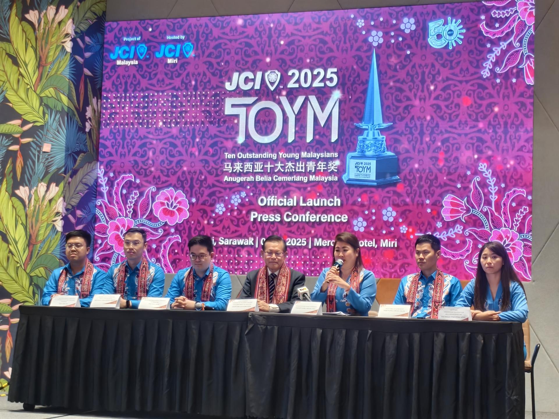 启动2025 年 JCI 十大杰出青年（TOYM）评选活动新闻发布会。右3为筹委会主席杨珺婷。