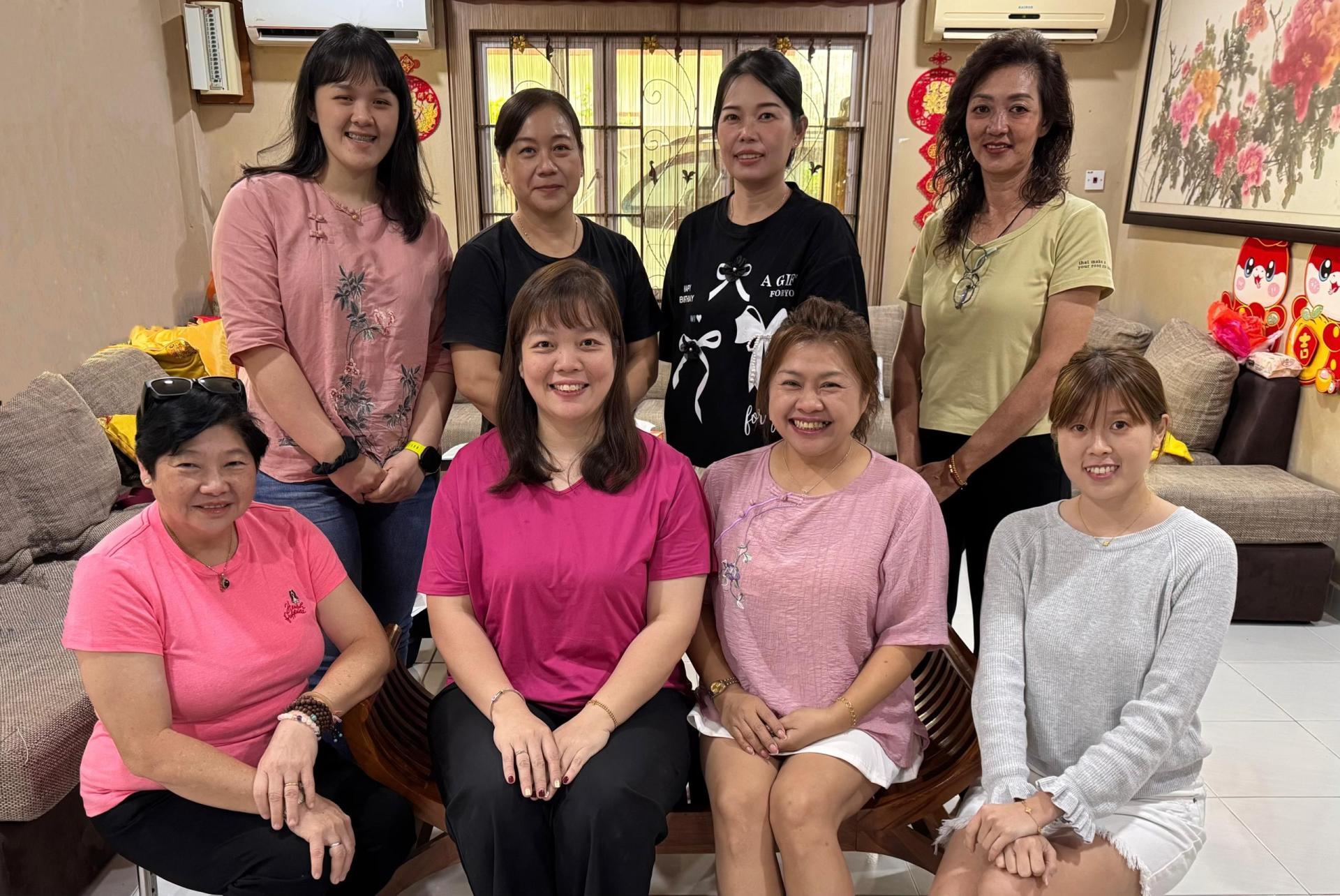 砂人联党兰卑尔支部妇女组 举办三八国际妇女节聚餐讲座会部分筹备会成员合影。左2起为支部妇女组主任黄秀华及筹备会主席李佩佩。