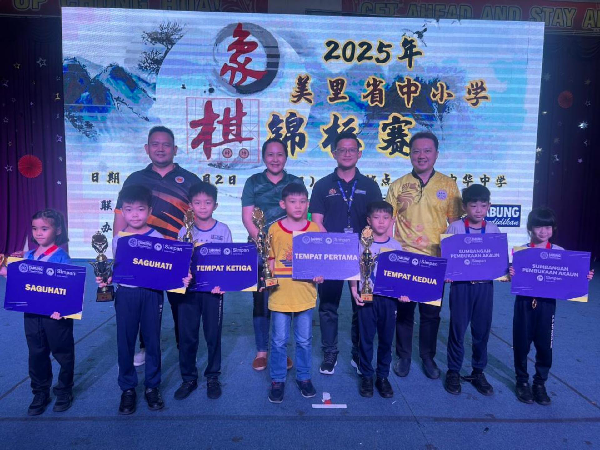 U9混合组优胜者大合照。