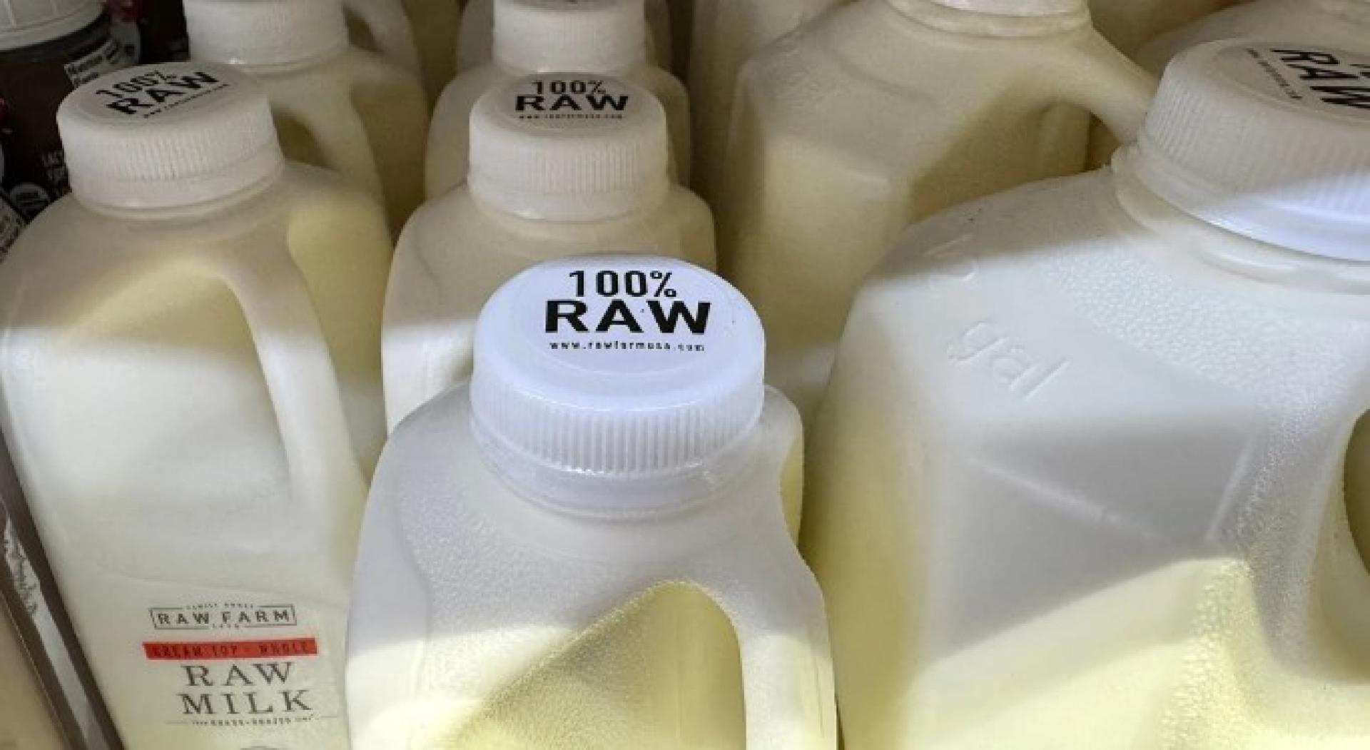 Raw Farm生产和包装的一款全脂生牛奶检测到禽流感病毒。