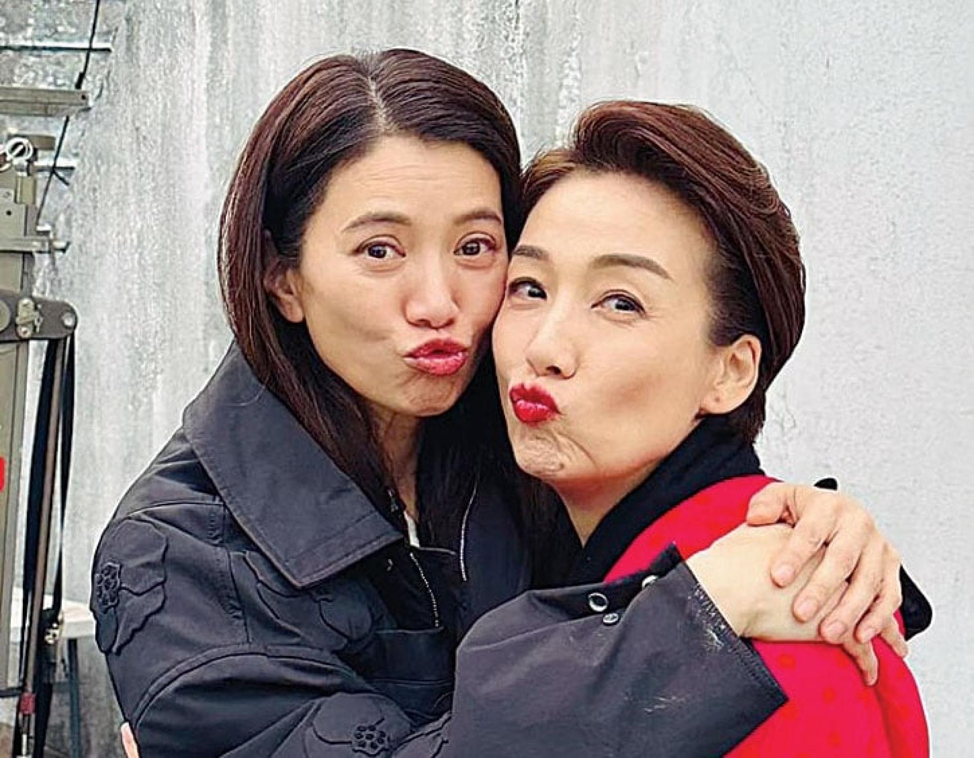 袁咏仪（左）与江美仪一见如故。