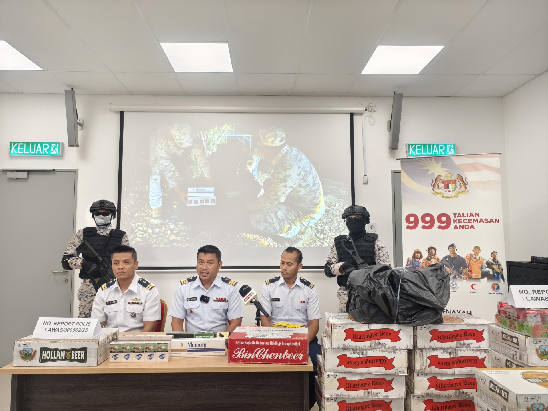 美里海事执法局副局长马克斯（中）在新闻发布会上表示，成功查获50箱各类品牌的烈酒，以  及80条不同品牌的香烟，扣押物品总估值约为4万令吉。左为Allyson，右为Shafeyk。