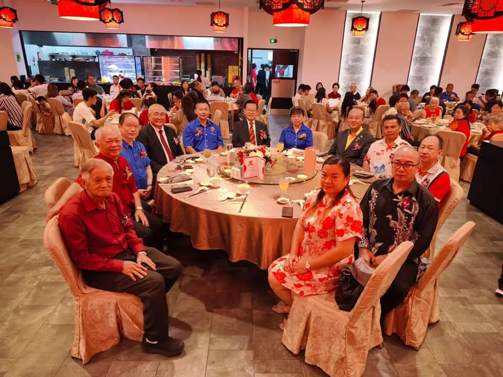 主宾桌贵宾合照。左起为顾问詹有强、会务顾问詹利运、顾问拿督詹友和、俞小珊、主席詹云洲、拿督斯里李景胜、筹备会主席詹有珊、陈立仁、梁亚龙、永久名誉主席詹进来、顾问拿督詹杨彬。