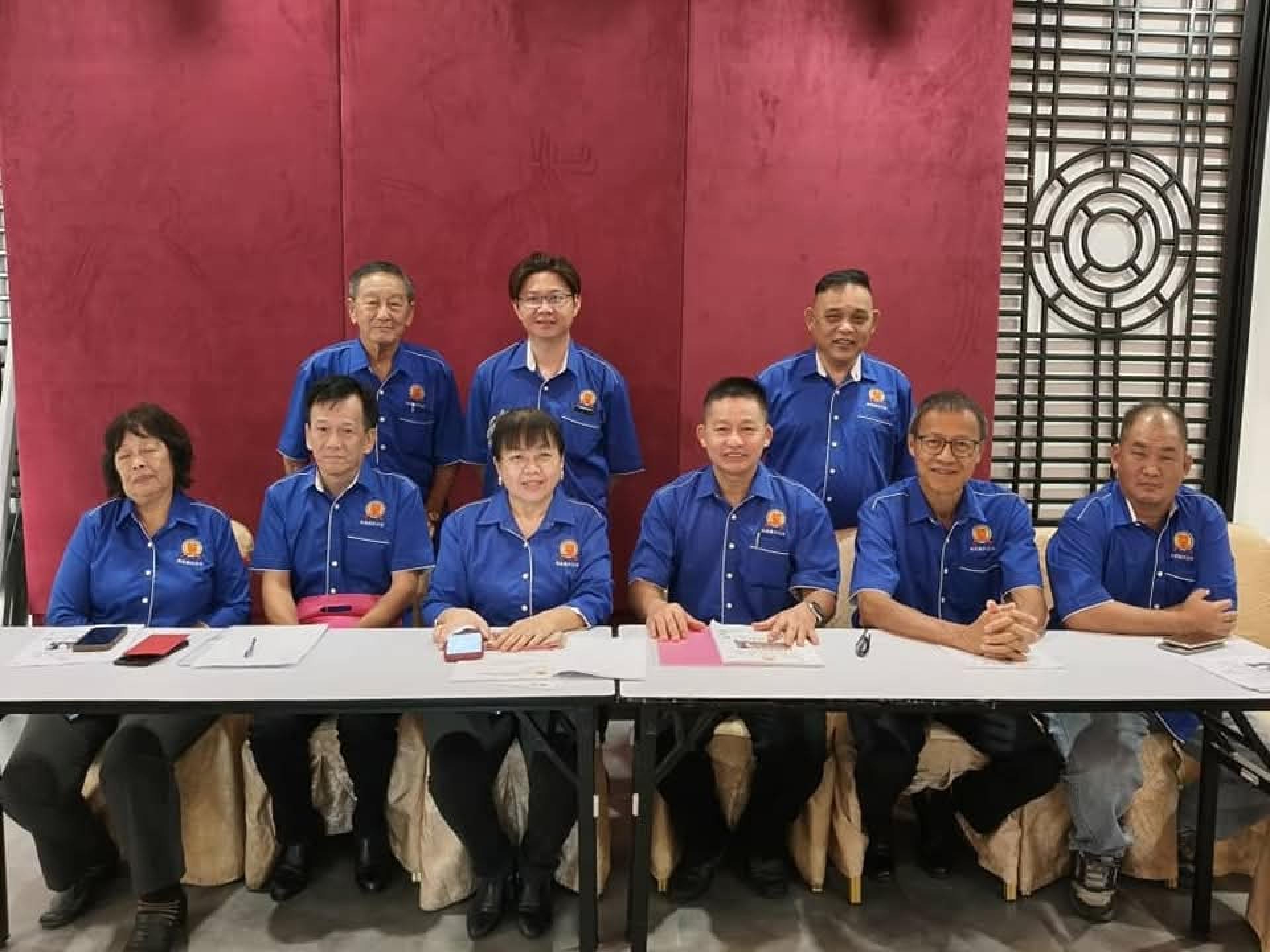 美里詹氏公会2025至2026年第8届理事成员合影。左4为主席詹云洲。