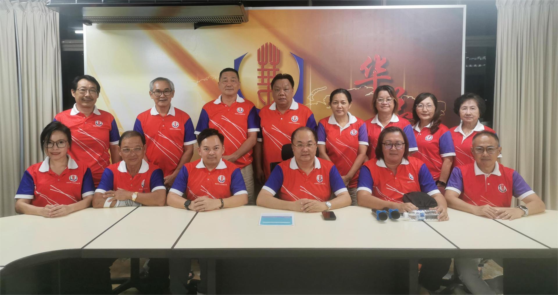 全体筹备会成员在会议上合影。坐者左3起为筹备会主席温敬升、会长拿督吴健平及秘书长李燕玲。