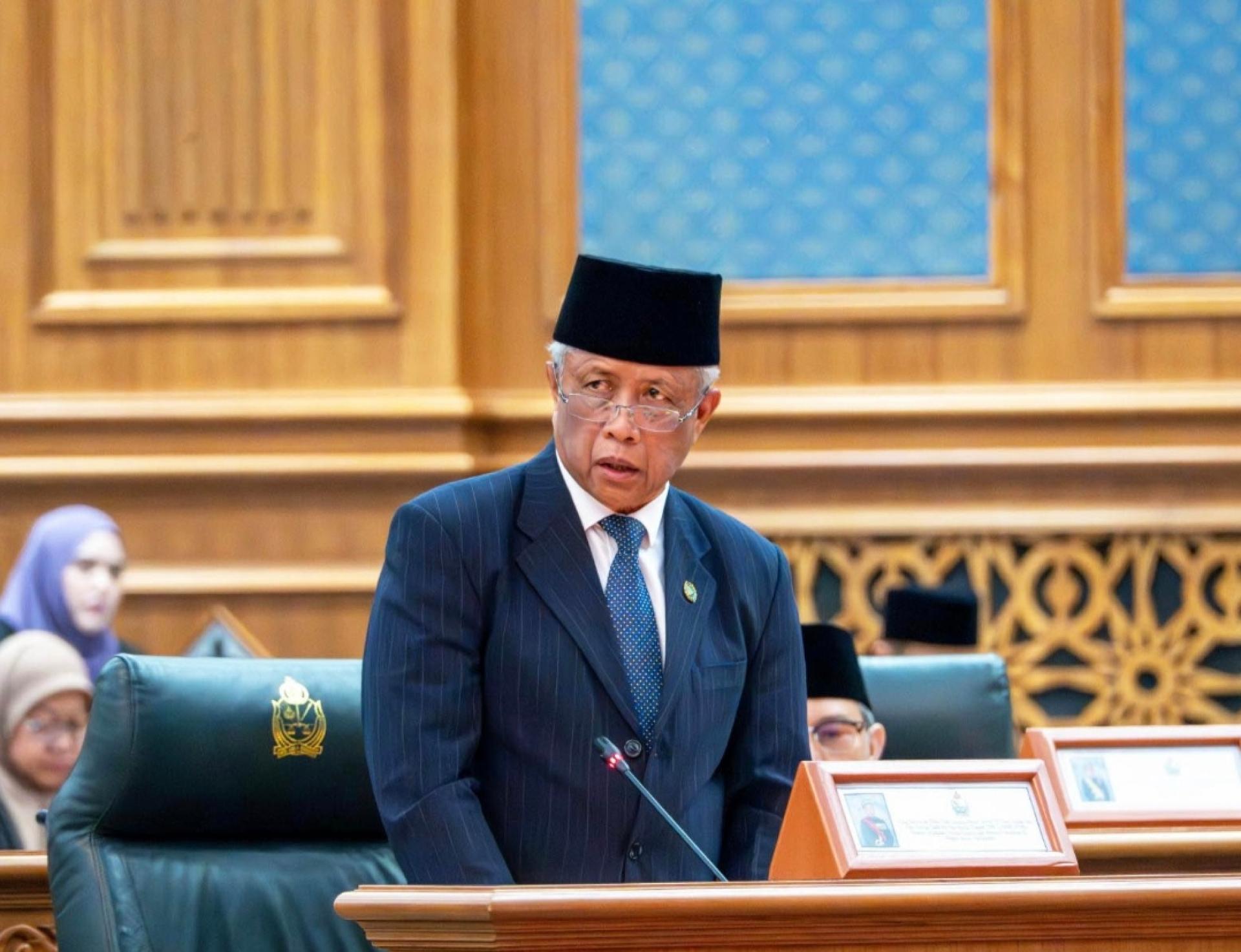 首相署部长兼第二国防部长丕显拿督哈尔毕在国会上回应国会议员询问