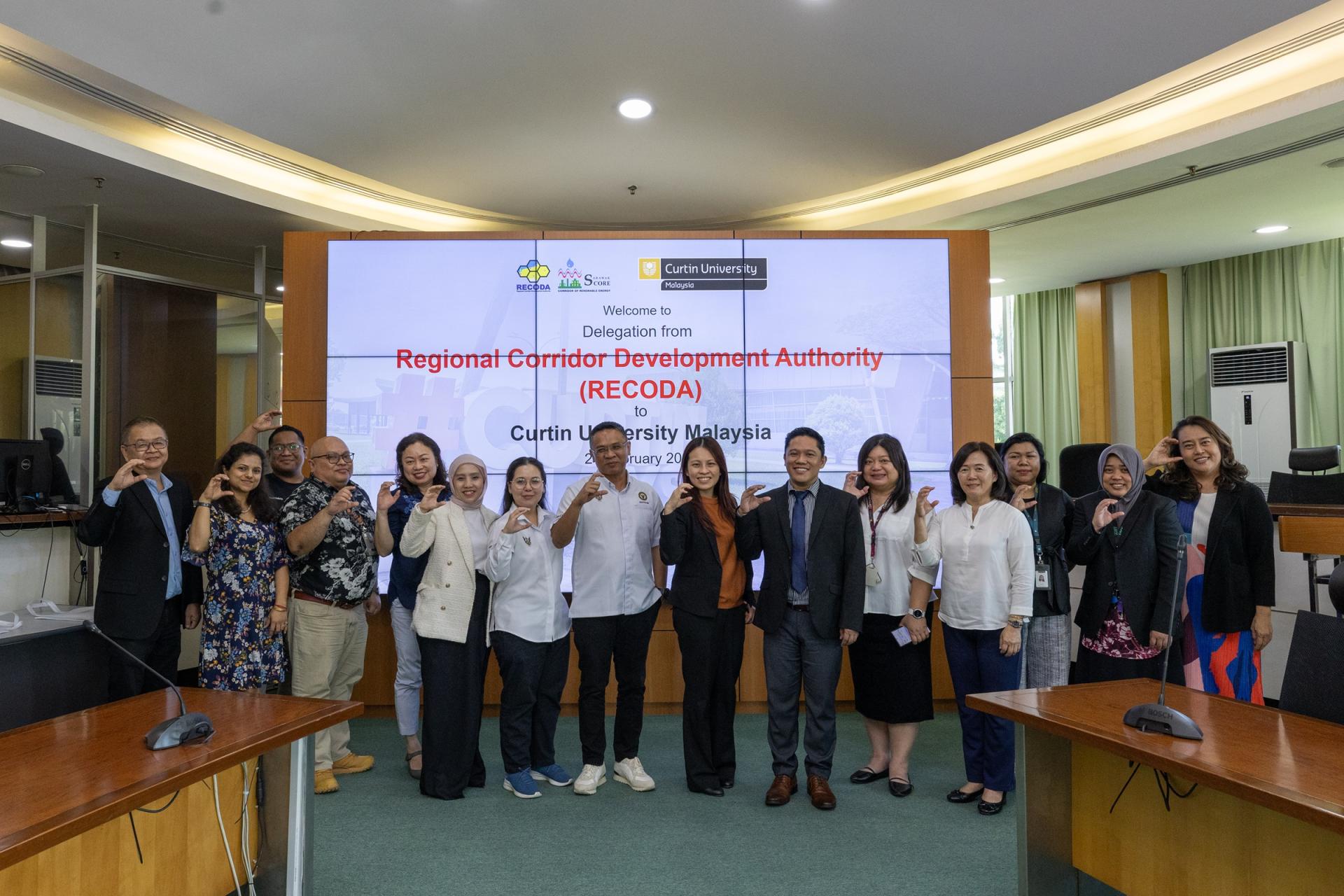 Sharon Chong (7th from right) with other Curtin Malaysia representatives, along with   Sabrina Razali, Daniella Lupi Balan, and Dr. Hadysyam Junaidi (6th from right).