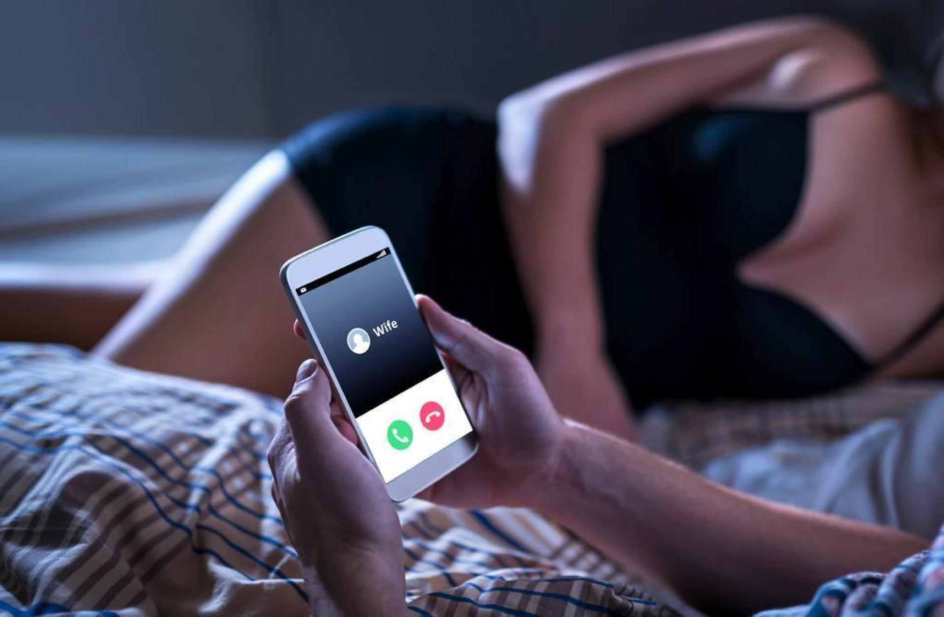 男子发现妻子手机色情对话,提告第三者求偿。（示意图）
