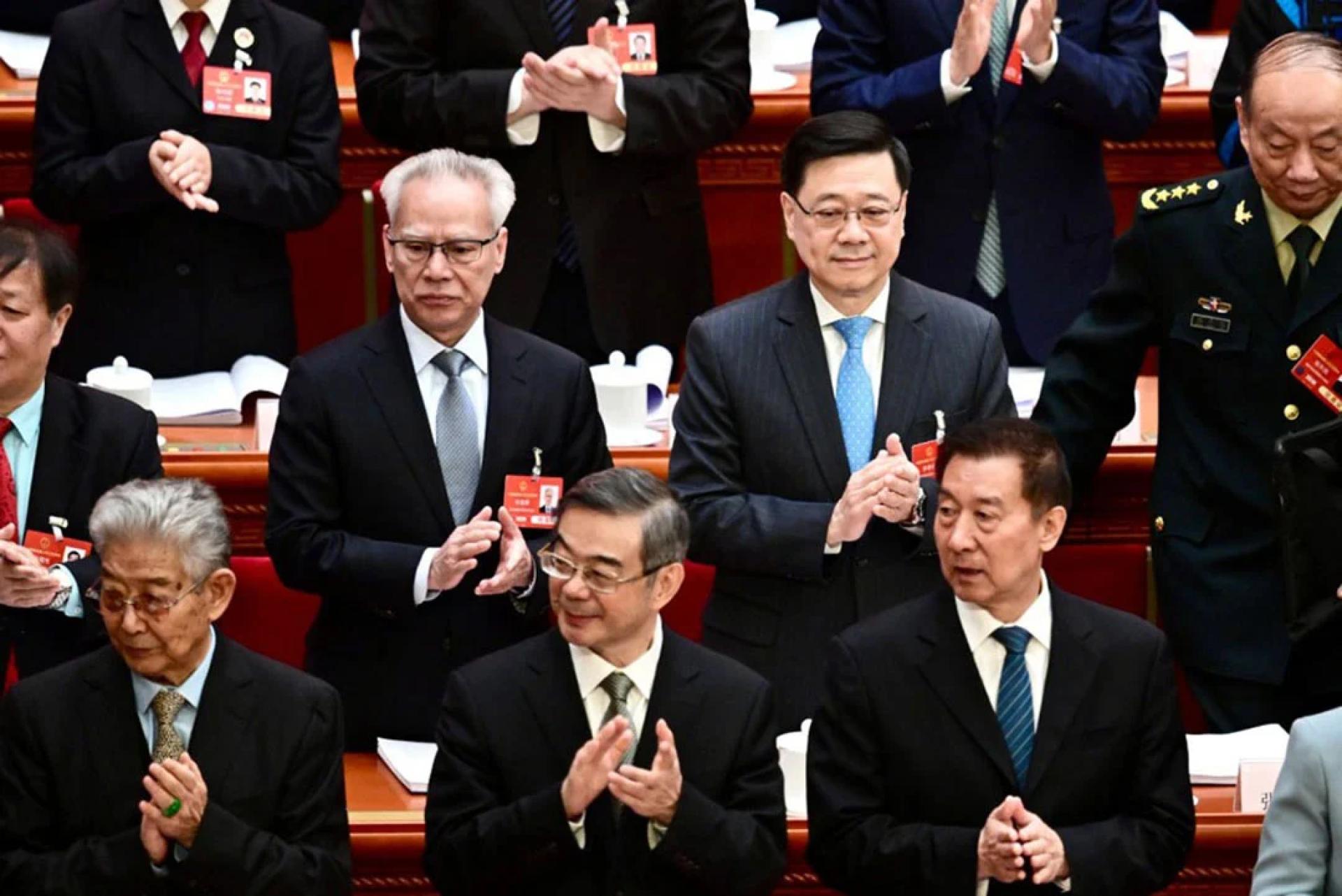 李家超（后排右二）与岑浩辉（后排左二）出席全国人大会议。