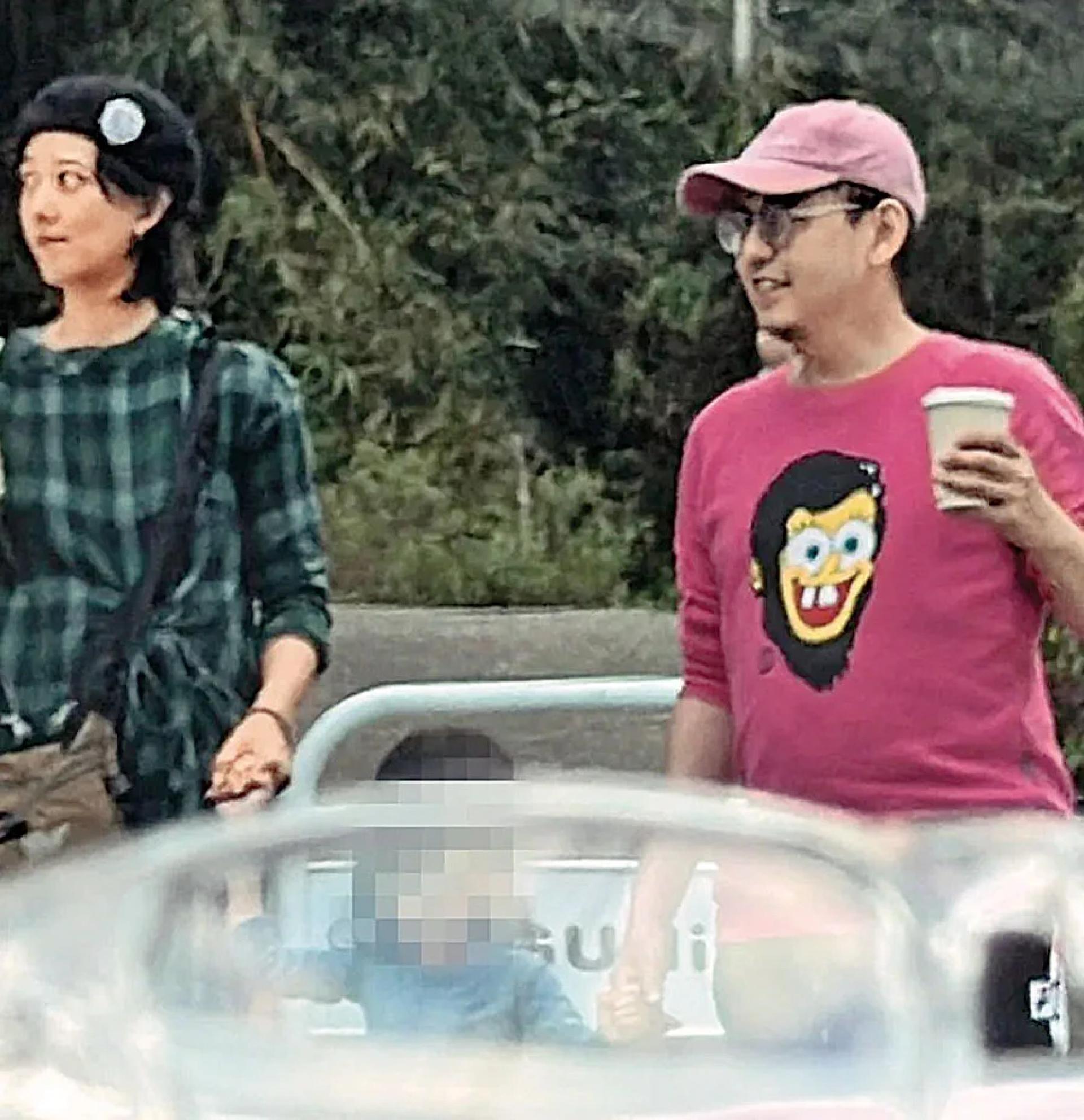 黄子佼、孟耿如夫妻俩牵着女儿，现身新北市三峡喝咖啡，一家人有说有笑。
