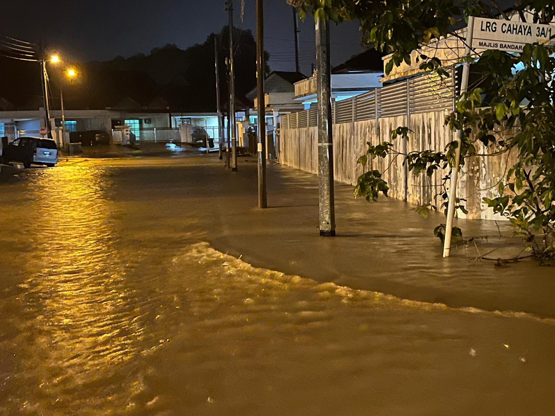 罗冰阳光路3D/1低洼区瞬间被雨水覆盖，路面犹如汪洋一片。